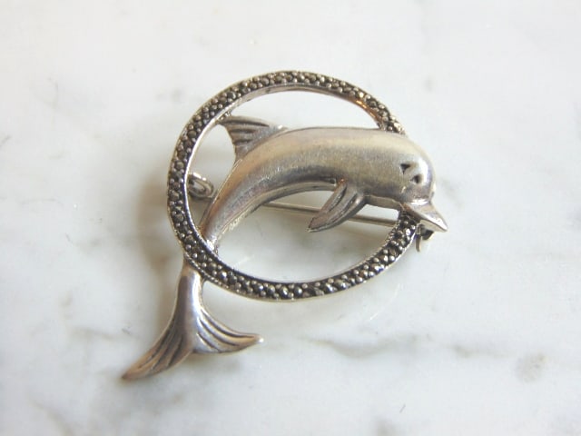 Womens Vintage Sterling Silver Dolphin Brooch (1 of 2)