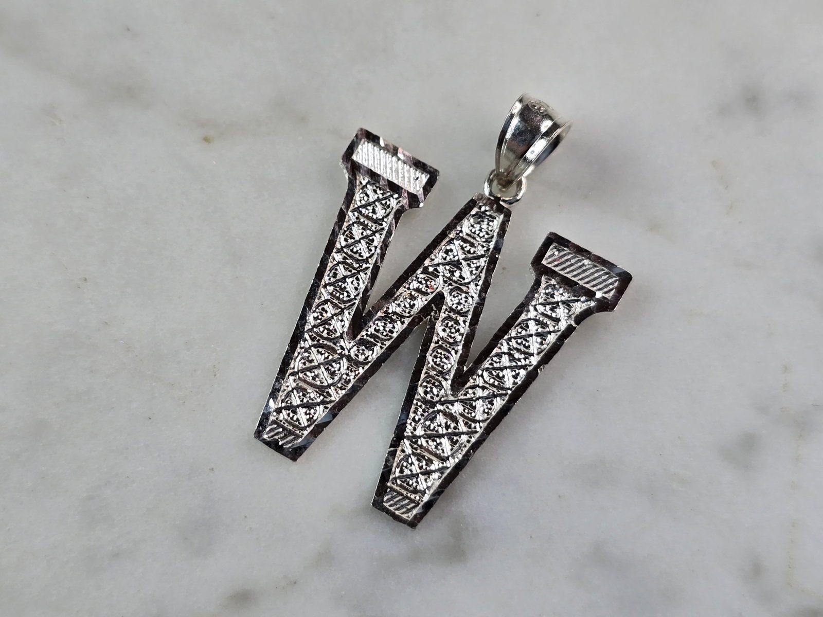 Womens Sterling Silver Initial Letter " W " Pendant: A WOMENS STERLING SILVER INITIAL LETTER "W" PENDANT. PENDANT WEIGHS 1.7g AND MEASURES 1 1/8" LONG BY 3/4" WIDE. MAKES A GREAT GIFT FOR THAT SOMEONE SPECIAL. ANY QUESTIONS, PLEASE ASK. BE SURE TO CHECK