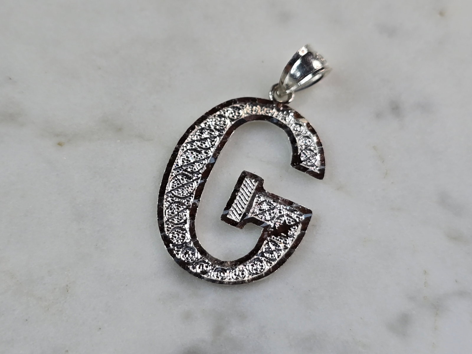 Womens Sterling Silver Initial Letter " G" Pendant: A WOMENS STERLING SILVER INITIAL LETTER "G" PENDANT. PENDANT WEIGHS 1.3g AND MEASURES 1 1/8" LONG BY 3/4" WIDE. MAKES A GREAT GIFT FOR THAT SOMEONE SPECIAL. ANY QUESTIONS, PLEASE ASK. BE SURE TO CHECK