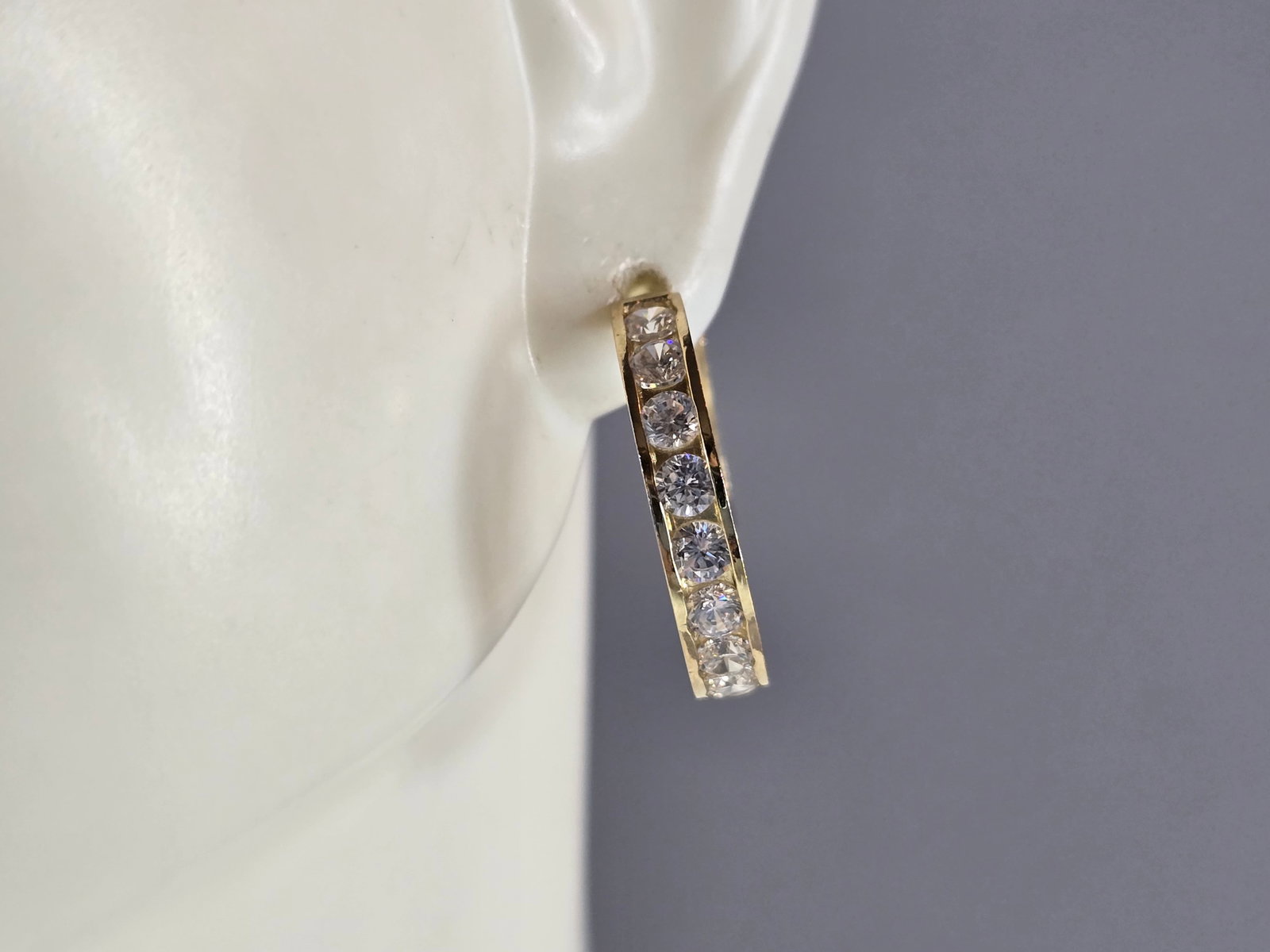 Womens Vintage Estate 14K Yellow Gold CZ Hoop Earrings: A LOVELY PAIR OF WOMENS 14K YELLOW GOLD CZ HOOP EARRINGS . THE EARRINGS WEIGH 2.8g, AND MEASURE 3/4" IN DIAMETER BY 1/8". ANY QUESTIONS, PLEASE DON'T HESITATE TO ASK. BE SURE TO CHECK OUT SOME OF MY O