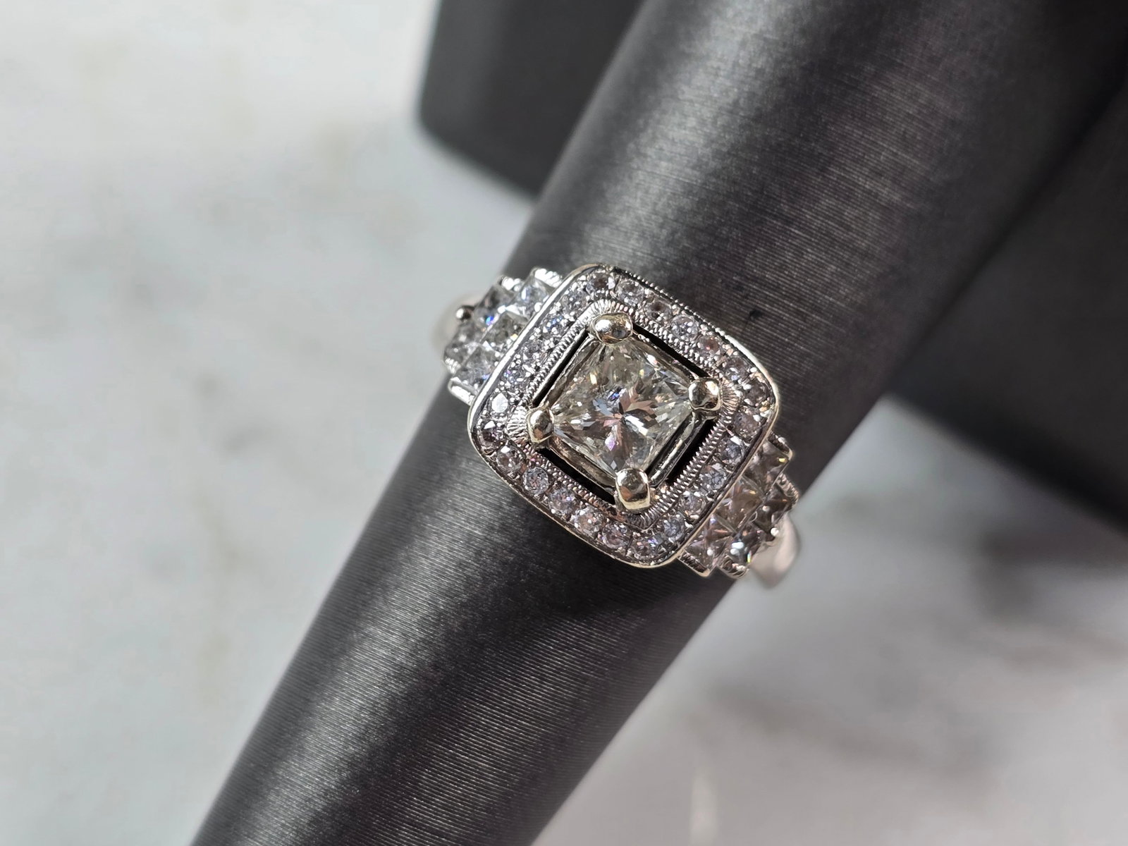 Womens Vintage Estate 14K White Gold Diamond Ring: A WOMENS VINTAGE ESTATE 14K WHITE GOLD DIAMOND RING. THE RING IS A SIZE 7.0 AND WEIGHS 5.5g. THE CENTER DIAMOND IS ABOUT .33cts, WITH ABOUT 0.30cts SIDE DIAMONDS, WITH ANOTHER 24 TINY ACCENT DIAMONDS.