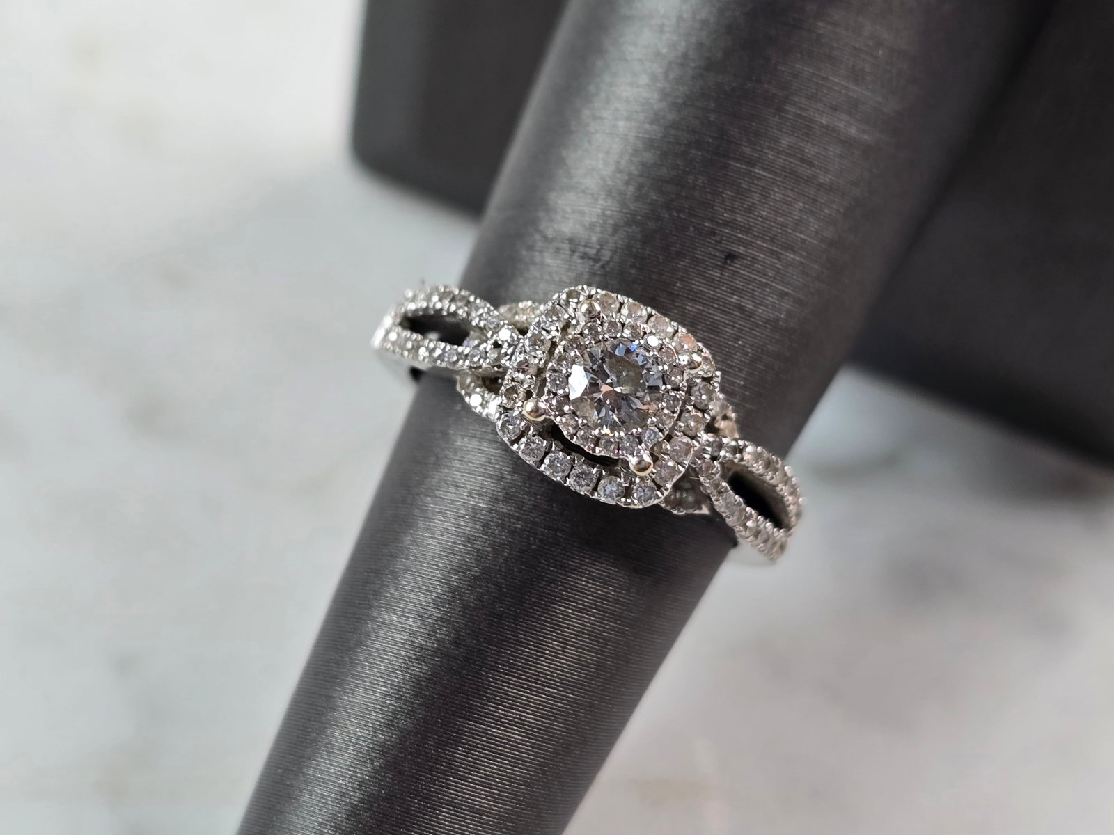 Womens Vintage Estate 14K White Gold Diamond Ring: A WOMENS VINTAGE ESTATE 14K WHITE GOLD DIAMOND RING. THE RING IS A SIZE 6.5 AND WEIGHS 3.7g. THE CENTER DIAMOND IS ABOUT .33cts, WITH ABOUT 0.50cts SIDE DIAMONDS, WITH ANOTHER 37 TINY ACCENT DIAMONDS.