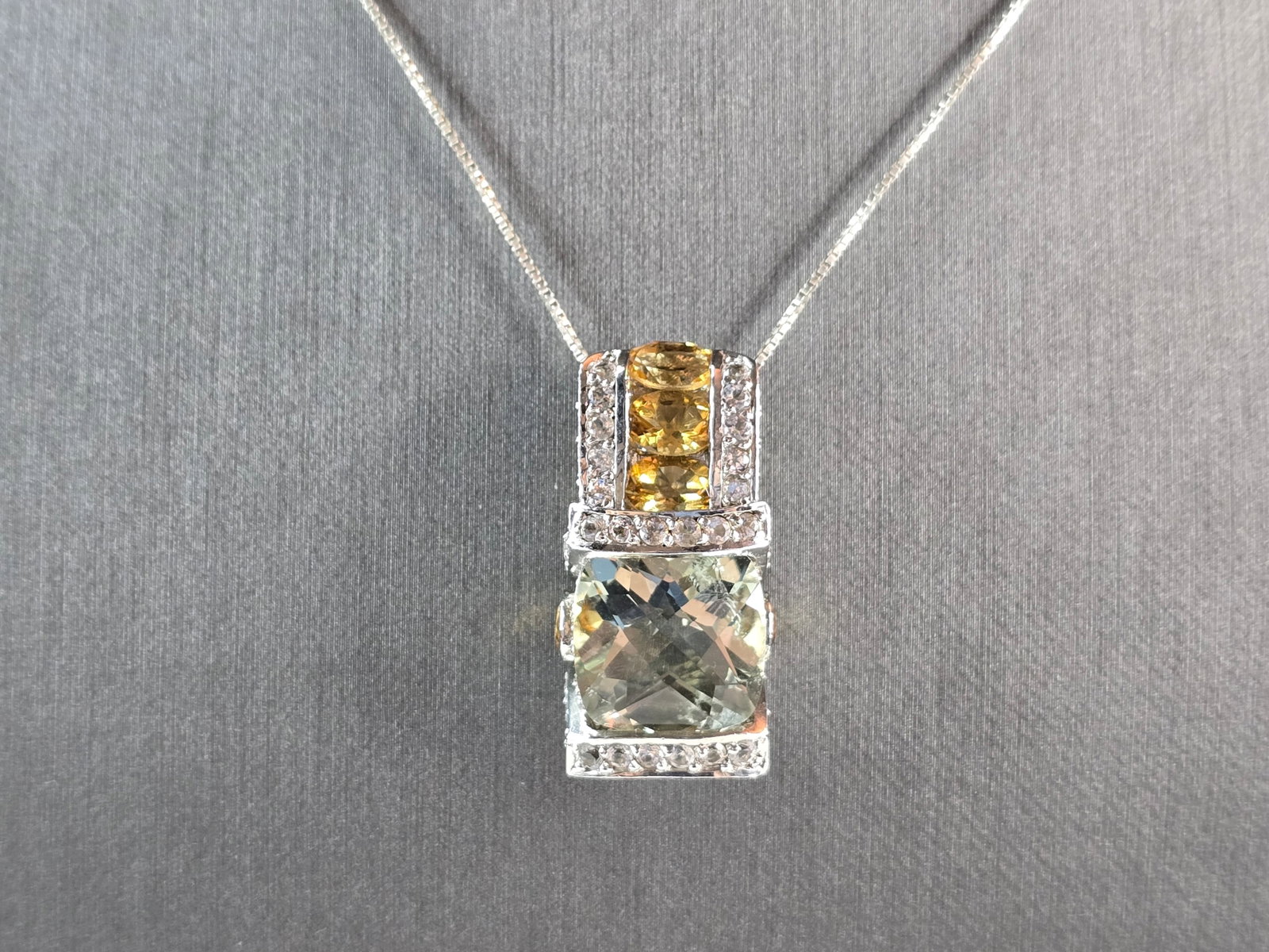 Womens Vintage Estate Sterling Silver Modernist Pendant & Necklace: A WOMENS VINTAGE ESTATE STERLING SILVER MODERNIST PENDANT AND NECKLACE. THE TOTAL WEIGHT IS 12.0g. PENDANT MEASURES 1 1/8" LONG BY 5/8" WIDE, AND NECKLACE IS 18" LONG. MAKES A GREAT GIFT FOR THAT SPEC