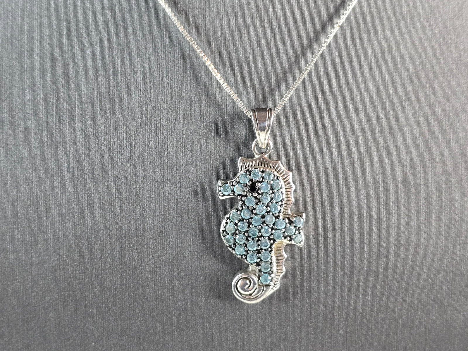 Womens Vintage Estate Sterling Silver Seahorse Pendant Necklace: A WOMEN'S VINTAGE ESTATE STERLING SILVER SEAHORSE PENDANT WITH NECKLACE . THE PENDANT MEASURES 1 1/2" LONG BY 5/8" WIDE, AND THE NECKLACE MEASURES 18" LONG. TOGEHTER THEY WEIGH 7.3g. WOULD MAKE A GREA