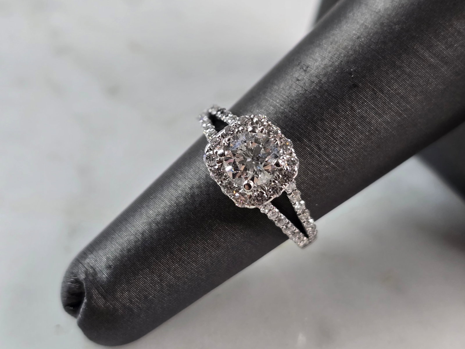 Womens Vintage Estate 14K White Gold Diamond Wedding Ring: A WOMENS VINTAGE ESTATE 14K WHITE GOLD DIAMOND ENGAGEMENT WEDDING RING. THE CENTER DIAMOND IS ABOUT .20cts, WITH 14 SMALL DIAMONDS SURROUNDING IT, ALONG WITH 28 ACCENT DIAMONDS. THE TOTAL WEIGHT IS 4.