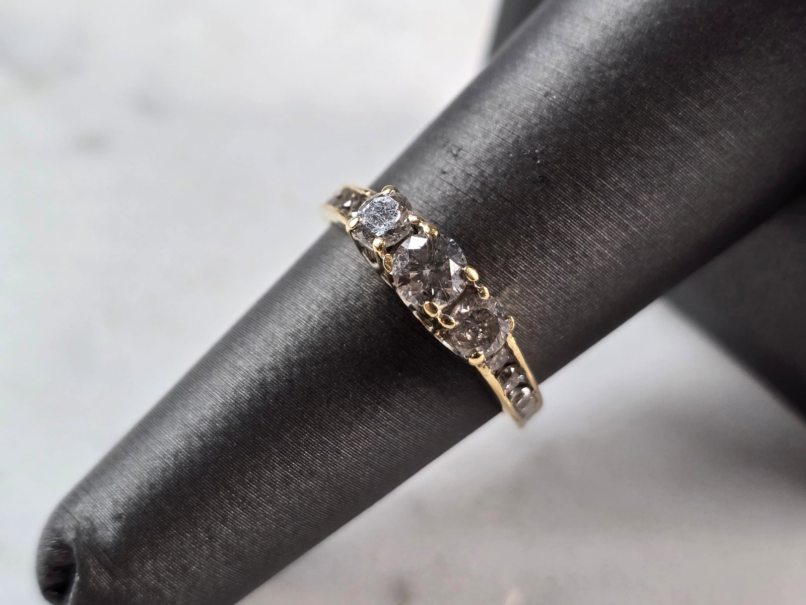 Womens Vintage Estate 14K Yellow Gold Salt & Pepper Diamond Ring: A WOMENS VINTAGE ESTATE 14K YELLOW GOLD DIAMOND RING. THE RING WEIGHS 2.8g, AND IS A SIZE 6.5. THE CARAT WEIGHT OF THE DIAMONDS ARE ABOUT 0.53cts. DIAMONDS DO HAVE THAT DESIRABLE AND TRENDY SALT & PEP