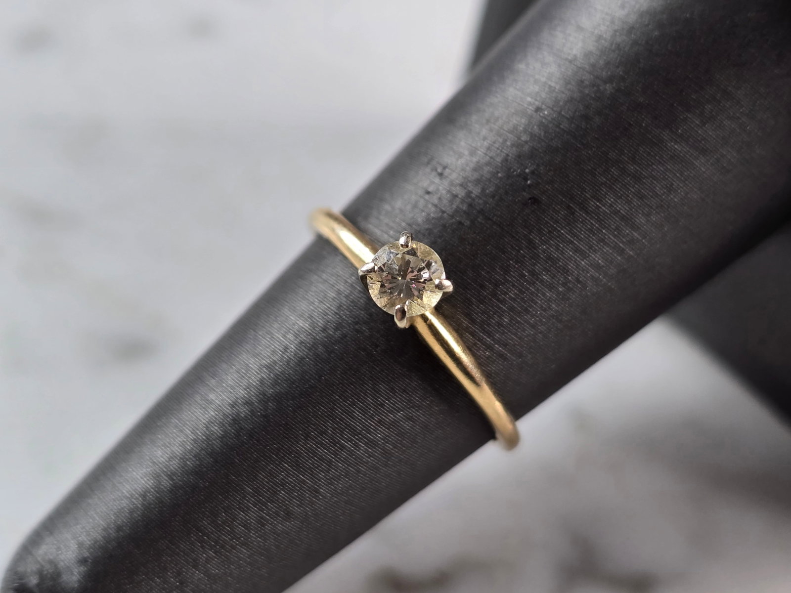 Womens Vintage Estate 14k Gold Diamond Engagement Ring: A WOMENS VINTAGE ESTATE 14K GOLD DIAMOND ENGAGEMENT RING. THE RING WEIGHS 1.5g. THE SIZE OF THE RING IS AN 6.5, AND IS ABOUT 3/16" WIDE. THE DIAMOND IS ABOUT .29cts. MAKES A LOVELY GIFT FOR THAT SOMEO