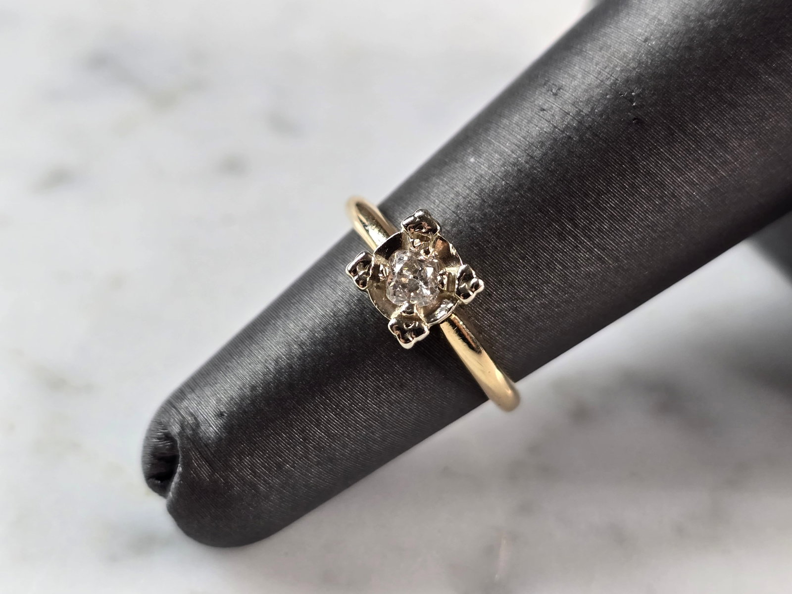 Womens Vintage Estate 14k Gold Diamond Engagement Ring: A WOMENS VINTAGE ESTATE 14K GOLD DIAMOND ENGAGEMENT RING. THE RING WEIGHS 2.5g. THE SIZE OF THE RING IS AN 4.5, AND IS ABOUT 1/4" WIDE. THE DIAMOND IS ABOUT .15cts. MAKES A LOVELY GIFT FOR THAT SOMEON
