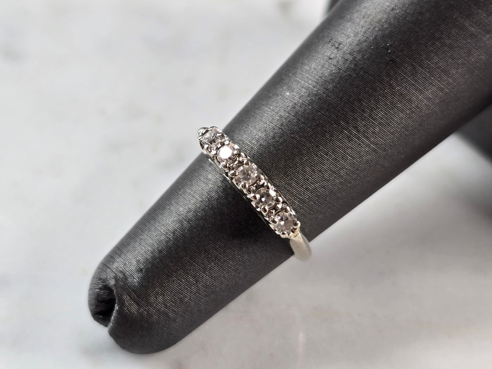 Womens Vintage Estate 14K White Gold Diamond Ring: A WOMENS VINTAGE ESTATE 14K WHITE GOLD DIAMOND RING. THE RING IS A SIZE 4.0 AND WEIGHS 2.3g. THERE ARE ABOUT .10cts WORTH OF DIAMONDS. THE WIDTH OF THE RING IS 1/8". RING MAKES A BEAUTIFUL GIFT FOR TH
