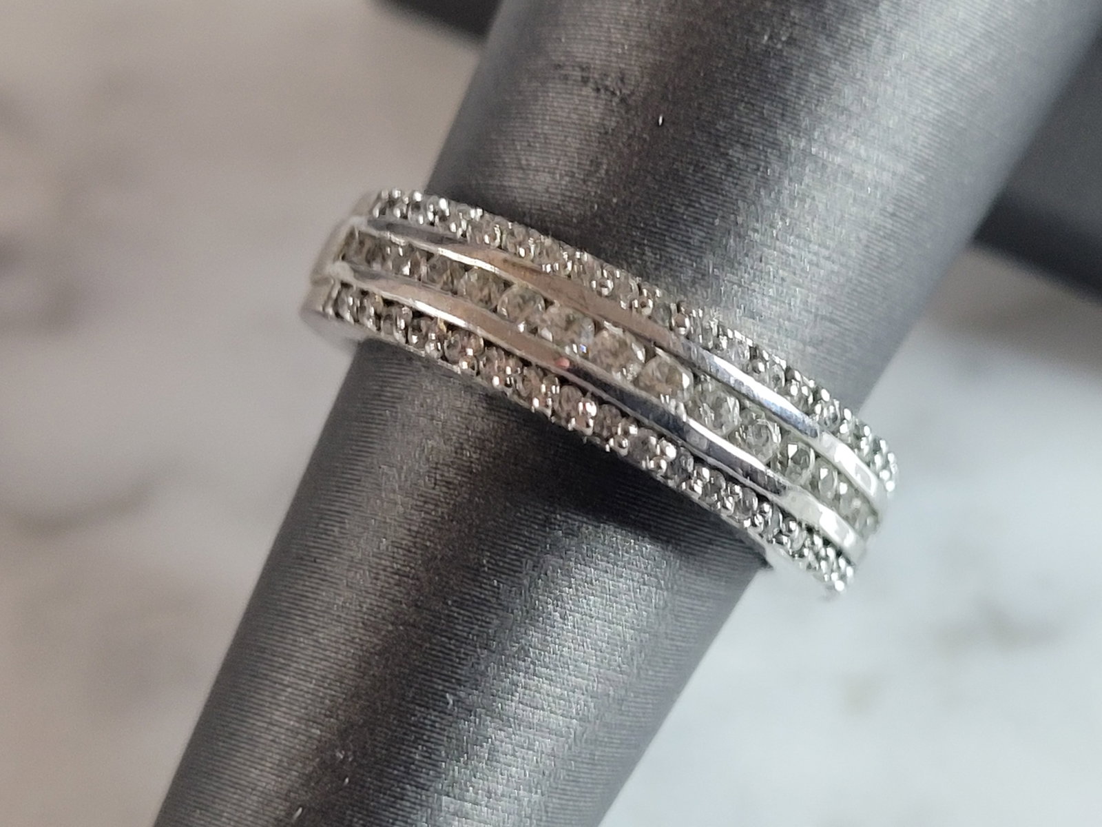 Womens Vintage Estate Sterling Silver CZ Ring: A WOMENS ESTATE STERLING SILVER CZ RING THAT WEIGHS 4.2g. THE RING IS A SIZE 6.25, AND MEASURES ABOUT 1/4" WIDE. THIS WOULD MAKE A NICE GIFT FOR THAT SOMEONE SPECIAL. ANY QUESTIONS PLEASE DO NOT HESIT