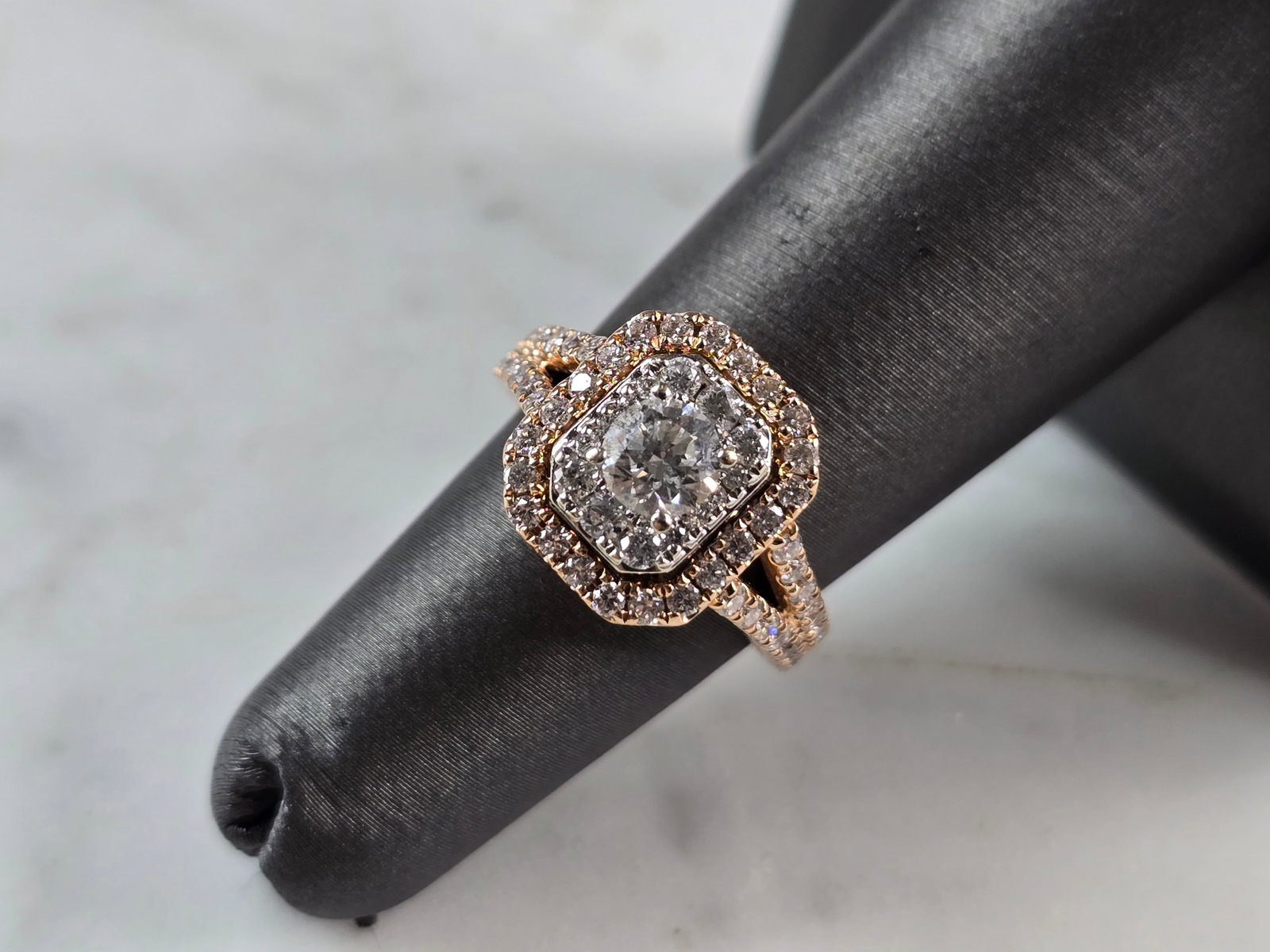Womens Vintage Estate 14K Rose Gold Diamond Ring: A WOMENS VINTAGE ESTATE 14K ROSE GOLD DIAMOND RING. THE TOTAL WEIGHT IS 4.8g, AND IS A SIZE 5.0. THE WIDTH OF THE RING IS 1/2". THE CENTER DIAMOND IS ABOUT 0.45cts, SURROUNDED BY 0.12ct ACCENT DIAMOND