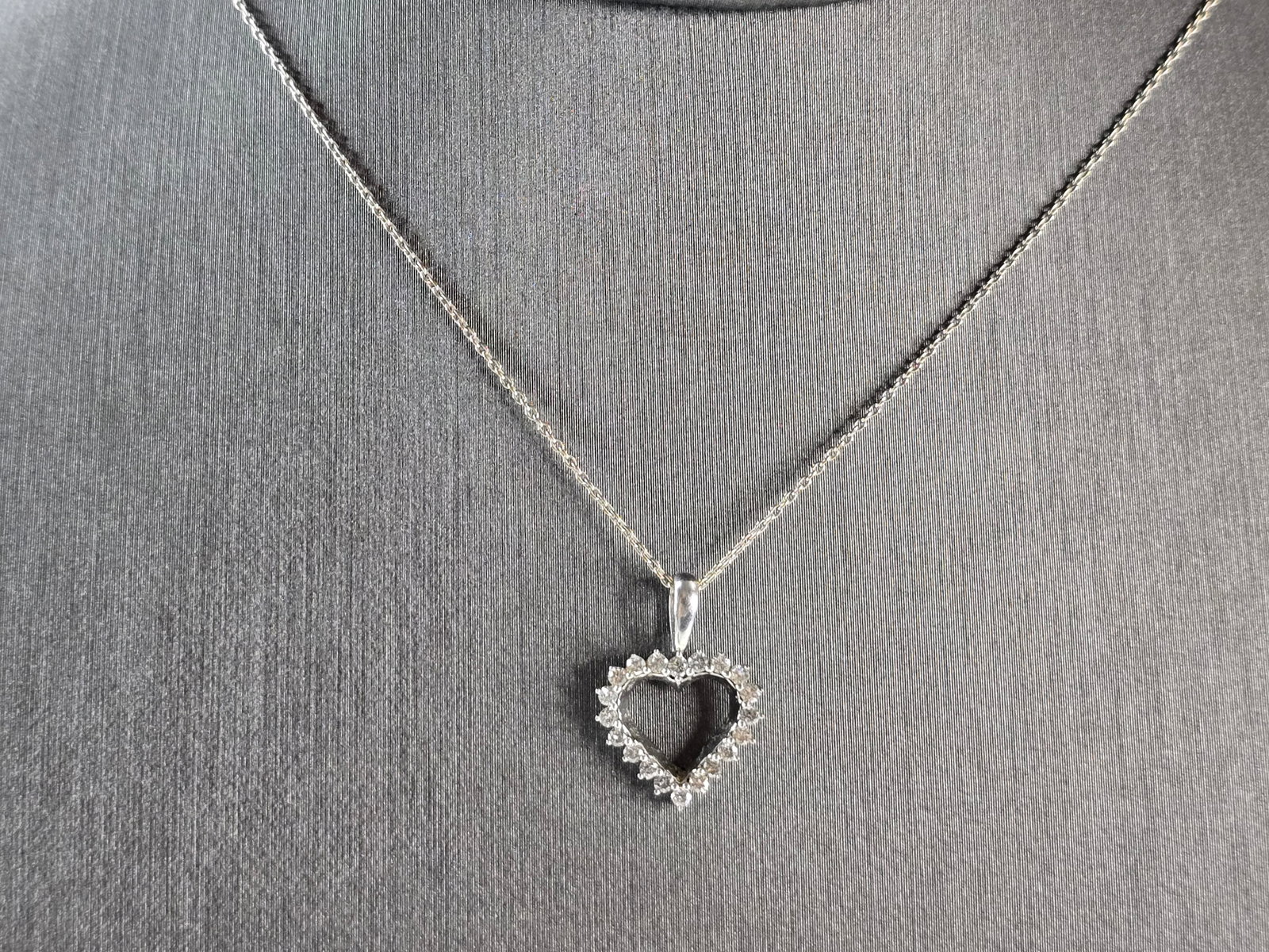 Womens Vintage Estate 10k White Gold Diamond Heart Pendant Necklace: A LOVELY VINTAGE ESTATE 10K WHITE GOLD FINE LINK NECKLACE WITH 10K WHITE GOLD DIAMOND HEART PENDANT. THE HEART HAS TOTAL OF 20 SMALL DIAMONDS. THE NECKLACE AND PENDANT WEIGHS 1.9g. NECKLACE MEASURES 1
