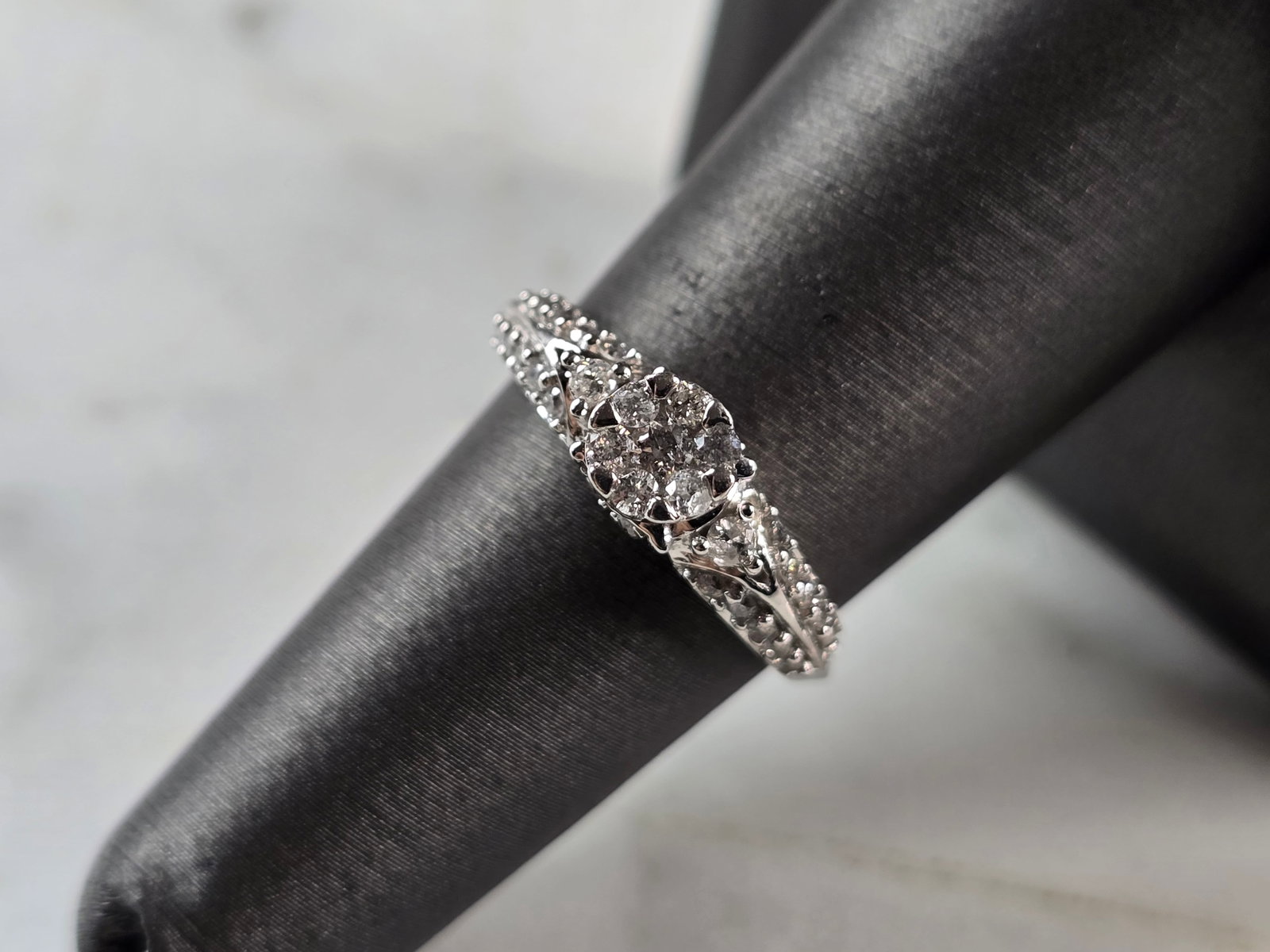 Womens Vintage Estate 10K White Gold Diamond Ring: A WOMENS VINTAGE ESTATE 10K WHITE GOLD DIAMOND RING. THE TOTAL WEIGHT IS 3.1g, AND IS A SIZE 6.75. THERE ARE 35 SMALL DIAMONDS IN THE RING. THE WIDTH OF THE RING IS 1/4". MAKES A GREAT GIFT FOR THAT S