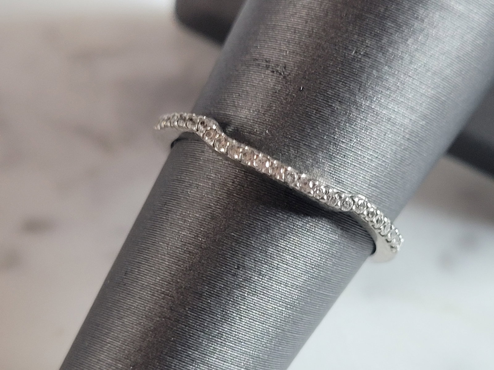 Womens Estate Sterling Silver CZ Spacer Ring: A WOMENS ESTATE STERLING SILVER CZ SPACER RING THAT WEIGHS 1.1g. THE RING IS A SIZE 6.75, AND MEASURES ABOUT 1/16" WIDE. THIS WOULD MAKE A NICE GIFT FOR THAT SOMEONE SPECIAL. ANY QUESTIONS PLEASE DO N