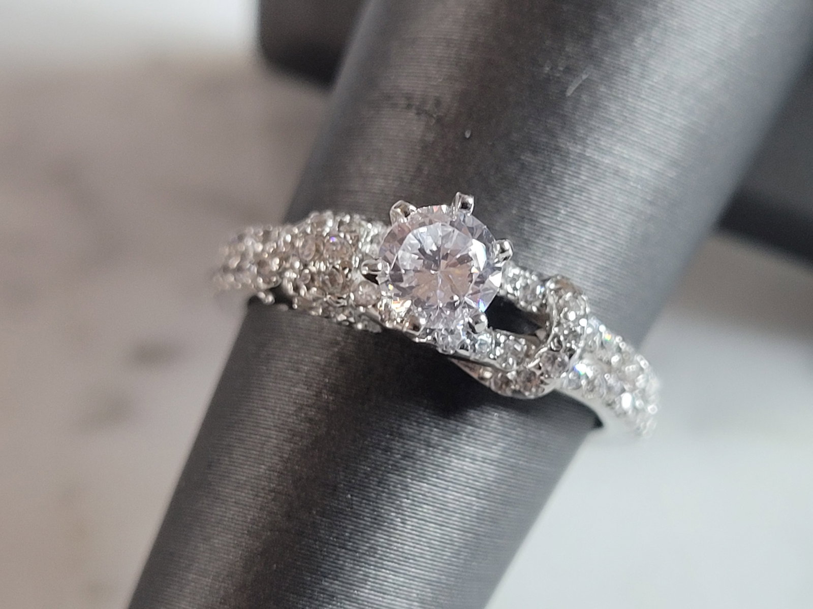 Womens Estate Sterling Silver CZ Ring: A WOMENS ESTATE STERLING SILVER CZ RING THAT WEIGHS 3.4g. THE RING IS A SIZE 6.25, AND MEASURES ABOUT 3/16" WIDE. THIS WOULD MAKE A NICE GIFT FOR THAT SOMEONE SPECIAL. ANY QUESTIONS PLEASE DO NOT HESI