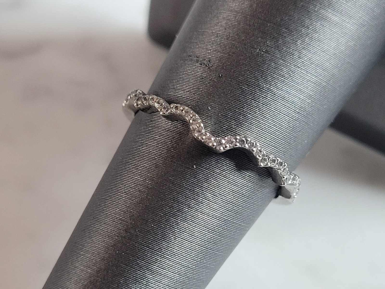 Womens Estate Sterling Silver CZ Spacer Ring: A WOMENS ESTATE STERLING SILVER CZ SPACER RING THAT WEIGHS 1.1g. THE RING IS A SIZE 6.75, AND MEASURES ABOUT 1/8" WIDE. THIS WOULD MAKE A NICE GIFT FOR THAT SOMEONE SPECIAL. ANY QUESTIONS PLEASE DO NO
