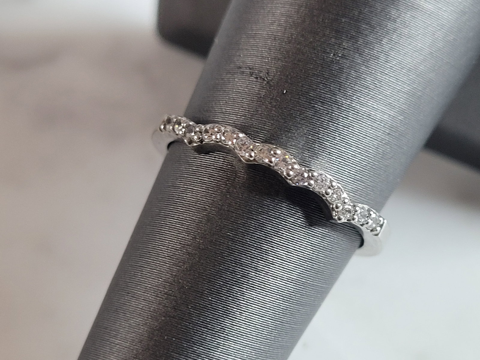 Womens Estate Sterling Silver CZ Spacer Ring: A WOMENS ESTATE STERLING SILVER CZ SPACER RING THAT WEIGHS 1.0g. THE RING IS A SIZE 7.0, AND MEASURES ABOUT 1/8" WIDE. THIS WOULD MAKE A NICE GIFT FOR THAT SOMEONE SPECIAL. ANY QUESTIONS PLEASE DO NOT