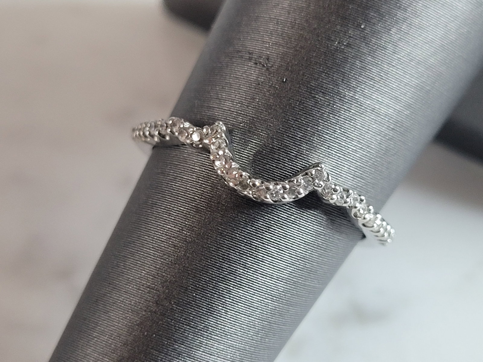 Womens Estate Sterling Silver CZ Spacer Ring: A WOMENS ESTATE STERLING SILVER CZ SPACER RING THAT WEIGHS 1.0g. THE RING IS A SIZE 6.5, AND MEASURES ABOUT 1/8" WIDE. THIS WOULD MAKE A NICE GIFT FOR THAT SOMEONE SPECIAL. ANY QUESTIONS PLEASE DO NOT