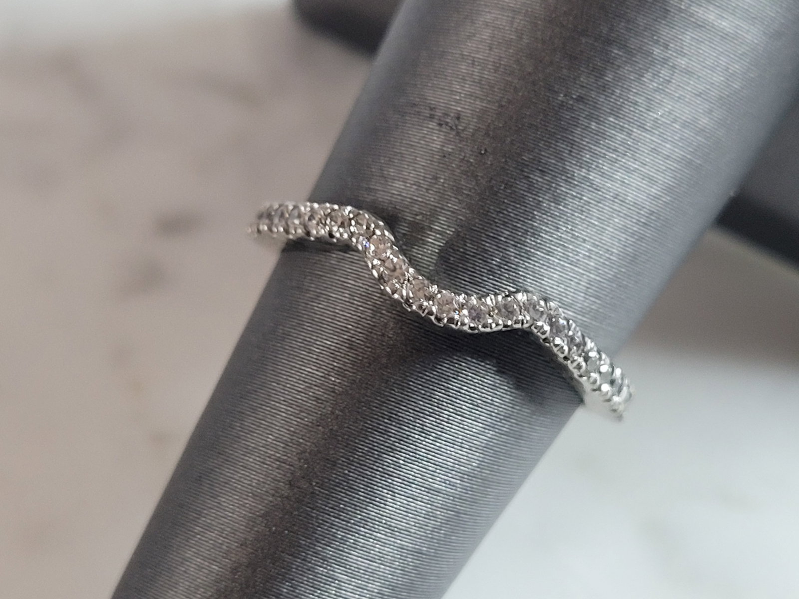 Womens Estate Sterling Silver CZ Spacer Ring: A WOMENS ESTATE STERLING SILVER CZ SPACER RING THAT WEIGHS 1.4g. THE RING IS A SIZE 6.5, AND MEASURES ABOUT 1/8" WIDE. THIS WOULD MAKE A NICE GIFT FOR THAT SOMEONE SPECIAL. ANY QUESTIONS PLEASE DO NOT