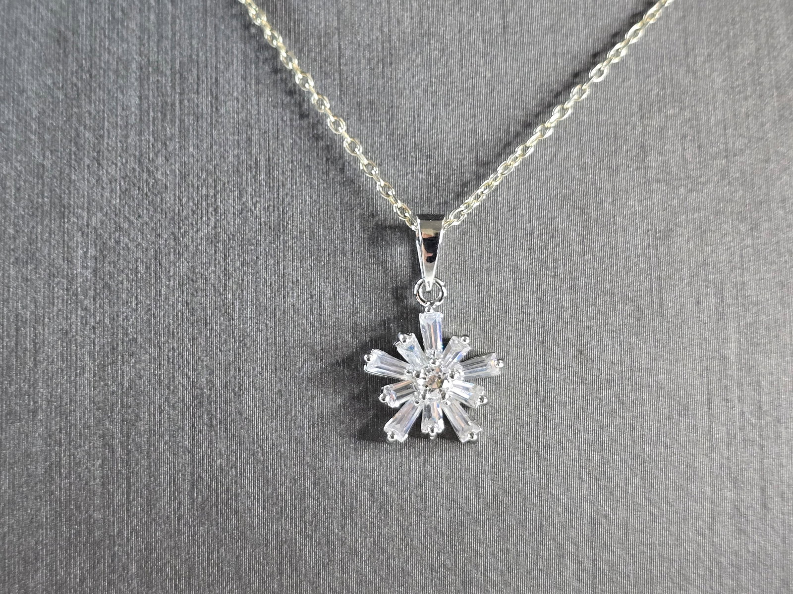 Womens Vintage Estate Sterling Silver CZ Snowflake Pendant Necklace: A WOMENS VINTAGE ESTATE STERLING SILVER CZ SNOWFLAKE PENDANT WITH NECKLACE. TOGETHER THEY WEIGH 3.7g. THE PENDANT MEASURES 3/4" LONG BY 1/2" WIDE. THE NECKLACE MEASURES 22" LONG, AND IS ADJUSTABLE. MA