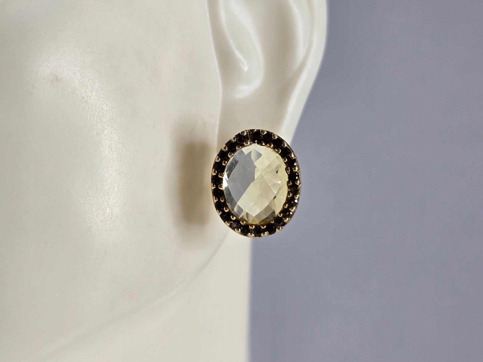 Womens Vintage Estate Sterling Silver Gold Tone Earrings: A PAIR OF WOMENS STERLING SILVER GOLD TONE EARRINGS. EARRINGS WEIGH 4.9g AND MEASURES 1/2" BY 3/8". ANY QUESTIONS, PLEASE DO NOT HESITATE TO ASK. BE SURE TO CHECK OUT SOME OF MY OTHER GREAT ITEMS UP F