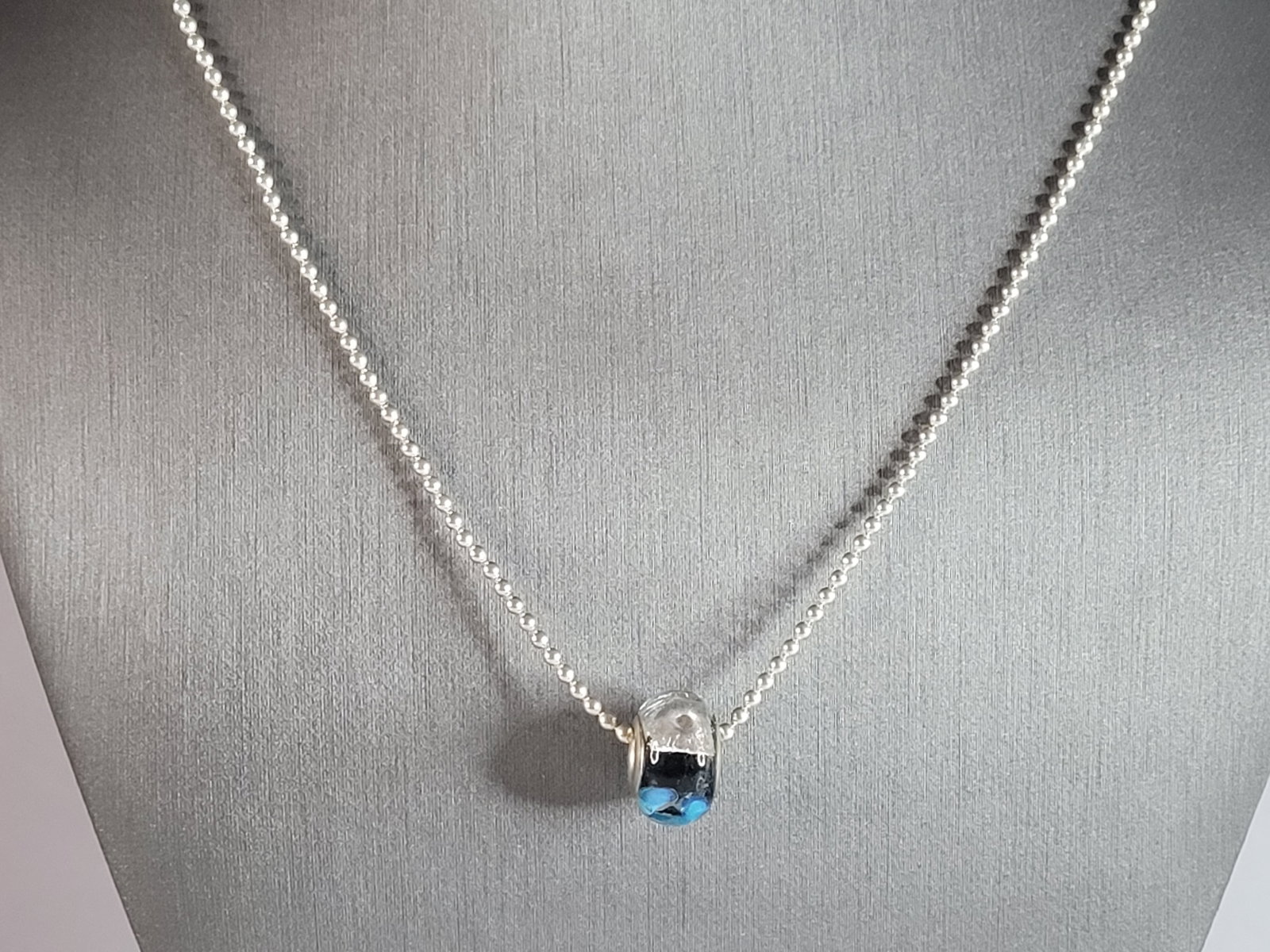 Womens Vintage Estate Sterling Silver Floral Charm Necklace: A WOMENS VINTAGE ESTATE STERLING SILVER FLORAL CHARM NECKLACE THAT WEIGHS 9.7g. THE NECKLACE MEASURES 20 3/4" LONG BY 1/16" WIDE. ANY QUESTIONS PLEASE DONT HESITATE TO ASK. BE SURE TO CHECK OUT SOME O