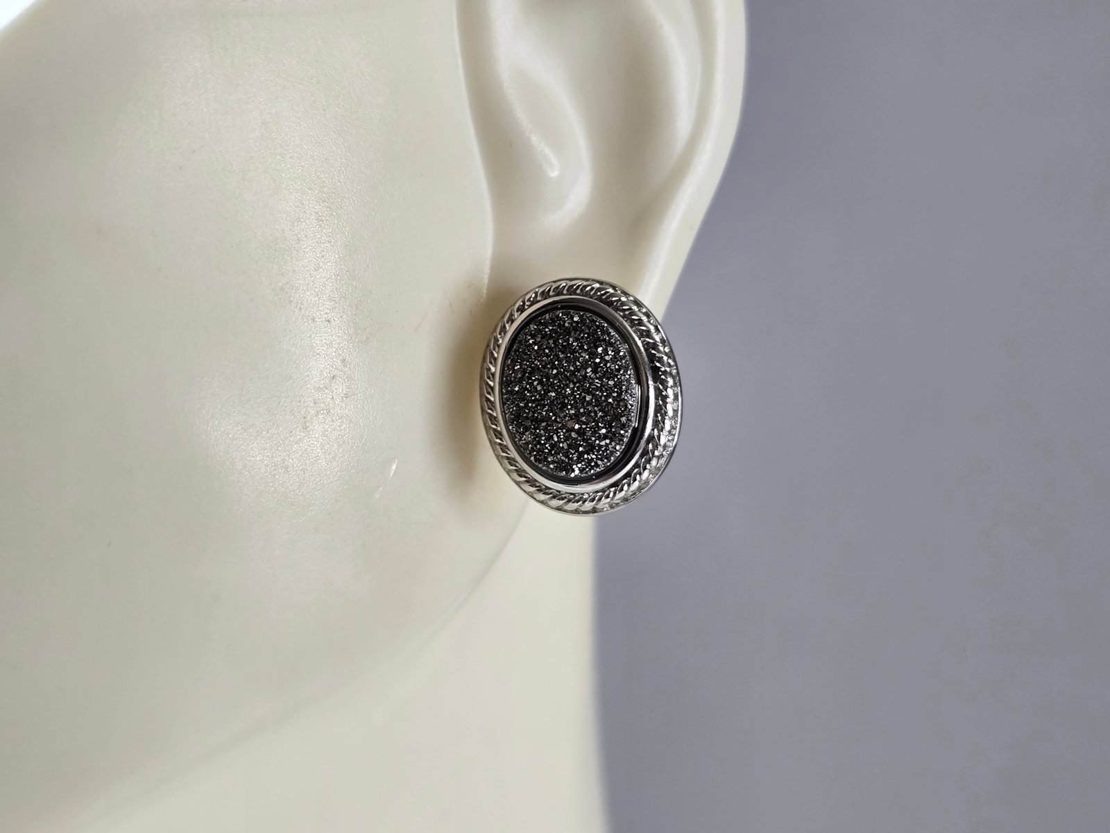 Womens Vintage Estate Sterling Silver Druzy Stud Earrings: A PAIR OF WOMENS STERLING SILVER DRUZY EARRINGS. EARRINGS WEIGH 4.0g AND MEASURE 1/2" LONG BY 3/8" WIDE. ANY QUESTIONS, PLEASE DO NOT HESITATE TO ASK. BE SURE TO CHECK OUT SOME OF MY OTHER GREAT ITEMS