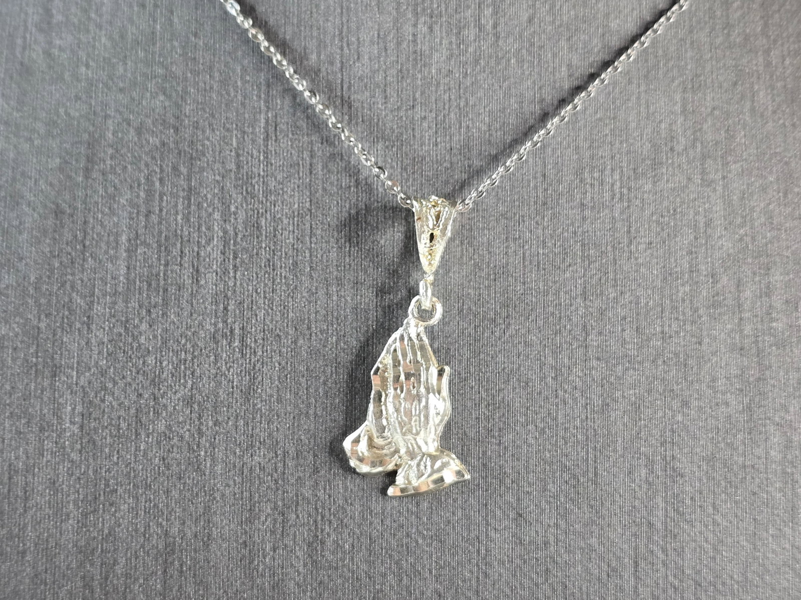 Womens Vintage Estate Sterling Silver Praying Hands Necklace Pendant: A WOMENS VINTAGE ESTATE STERLING SILVER PRAYING HANDS PENDANT WITH NECKLACE THAT WEIGHS 3.6g. THE NECKLACE MEASURES 18" LONG, AND IS ADJUSTABLE TO 16". THE PENDANT MEASURES 1 1/8" LONG BY 1/2" WIDE. A