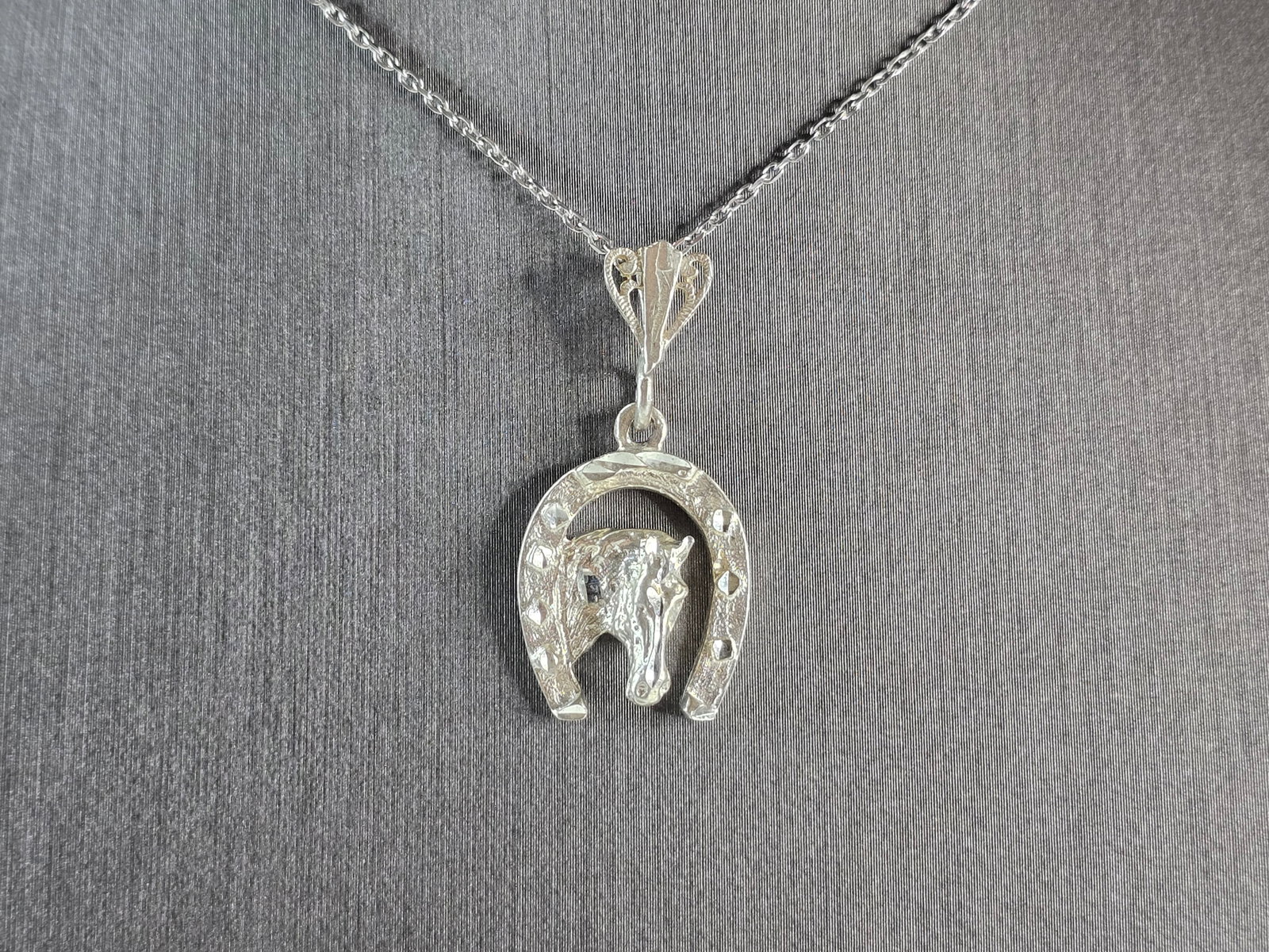 Women Vintage Estate Sterling Silver Lucky Horseshoe Pendant Necklace (1 of 4)