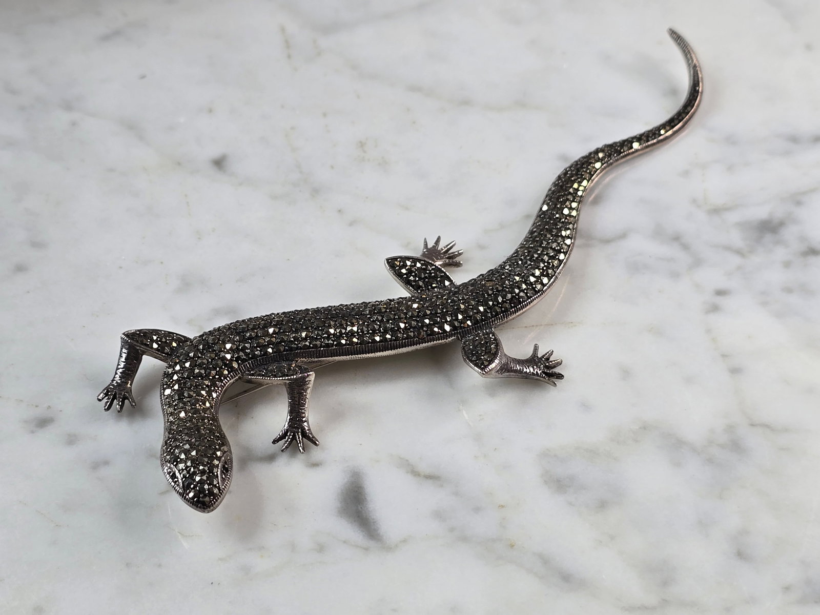 Womens Vintage Estate Sterling Silver Large Lizard Brooch: A VINTAGE ESTATE STERLING SILVER LARGE LIZARD BROOCH. THE TOTAL WEIGHT OF THE BROOCH IS 34.0g. THE BROOCH MEASURES 6" LONG BY 1 5/8" WIDE. MAKES A GREAT GIFT FOR THAT SPECIAL SOMEONE. ANY QUESTIONS, P