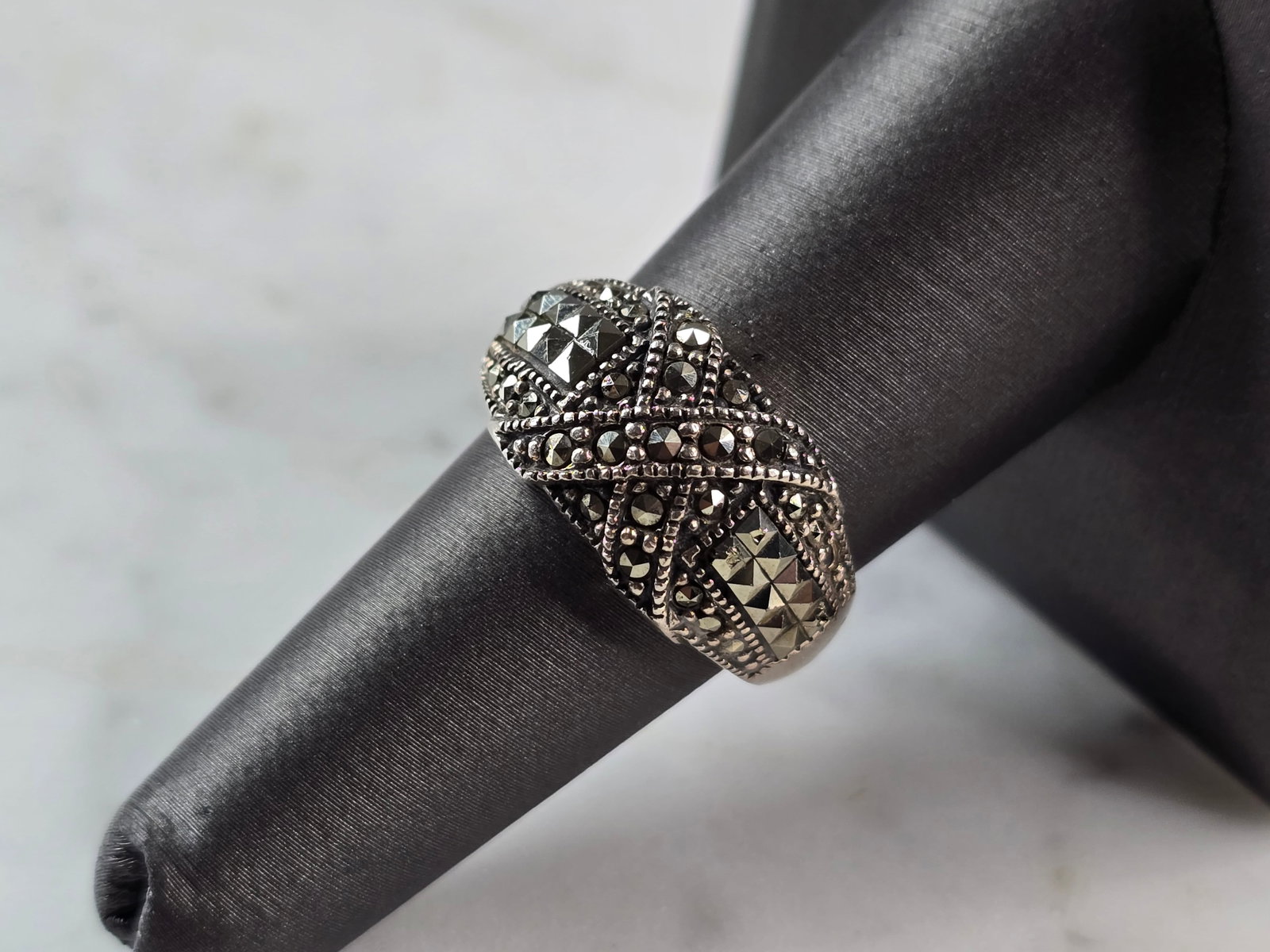 Womens Vintage Estate Sterling Silver Ring: FOR SALE IS THIS LOVELY VINTAGE STERLING SILVER RING. THE TOTAL WEIGHT IS 6.7g, AND IS A SIZE 7.5. THE WIDTH OF THE RING IS 3/8". THIS RING WOULD MAKE A GREAT GIFT FOR SOMEONE SPECIAL. ANY QUESTIONS P
