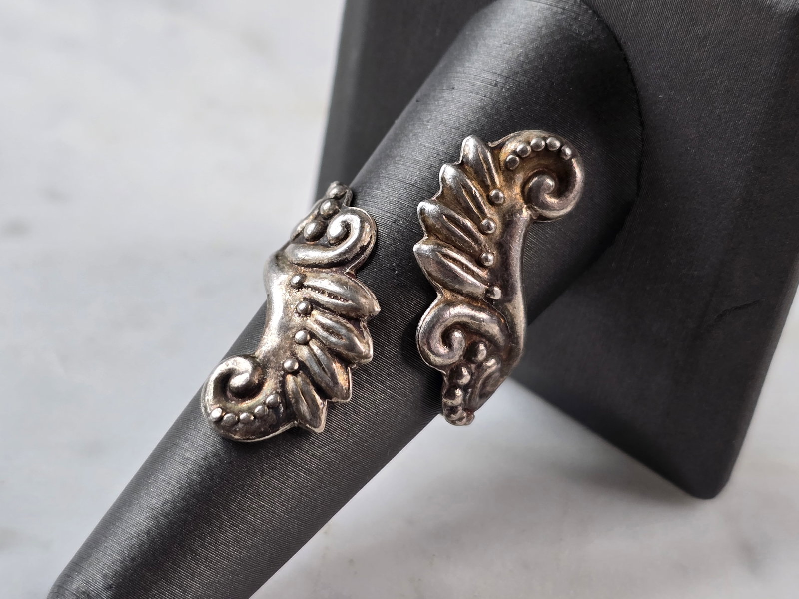 Womens Vintage Estate Sterling Silver Modernist Ring: A WOMENS VINTAGE ESTATE STERLING SILVER MODERNIST RING. THE RING SIZE IS A 5.25, AND WEIGHS 5.0g. THE LENGTH OF THE RING IS 1 1/4". THIS WOULD MAKE A NICE GIFT FOR THAT SOMEONE SPECIAL. ANY QUESTIONS 