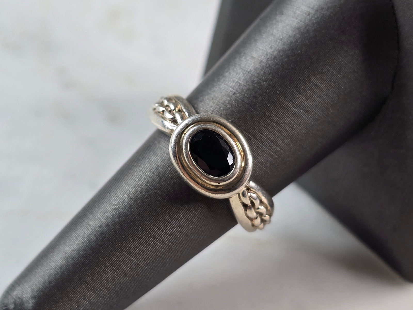 Womens Vintage Estate Sterling Silver Onyx Stone Ring: A WOMENS VINTAGE ESTATE STERLING SILVER ONYX STONE RING. THE TOTAL WEIGHT IS 5.5g, AND IS A SIZE 8.0. THE WIDTH OF THE RING IS 3/8". NOT SURE IF STONE IS NATURAL OR MAN MADE. THIS RING WOULD MAKE A GR
