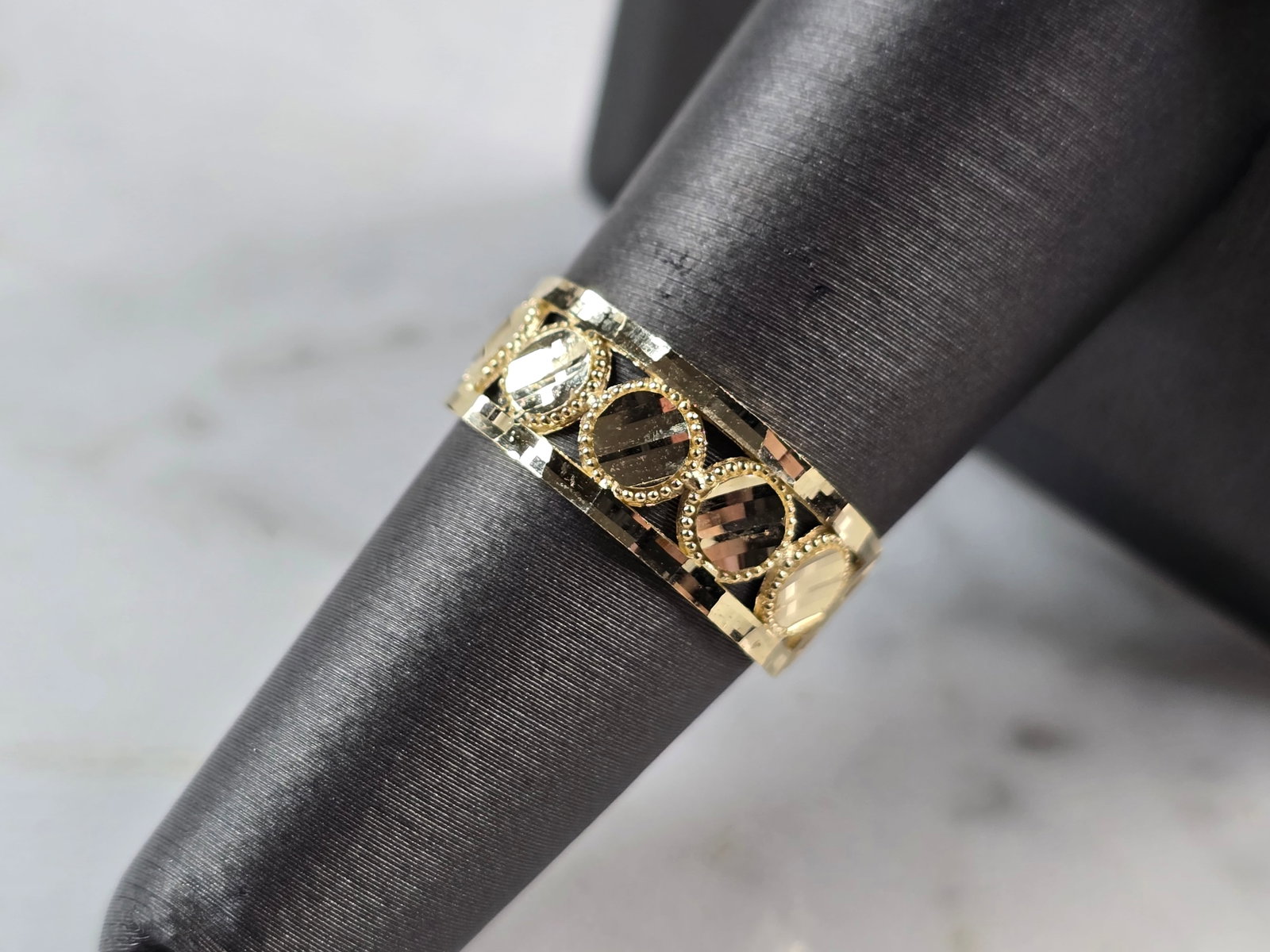 Womens 10K Yellow Gold Modernist Filigree Ring: A WOMENS 10K YELLOW GOLD MODERNIST FILIGREE RING. THE RING IS A SIZE 7.0 AND WEIGHS 1.7g. THE WIDTH OF THE RING IS 1/4". THE RING MAKES A LOVELY GIFT FOR THAT SOMEONE SPECIAL. ANY QUESTIONS, PLEASE AS
