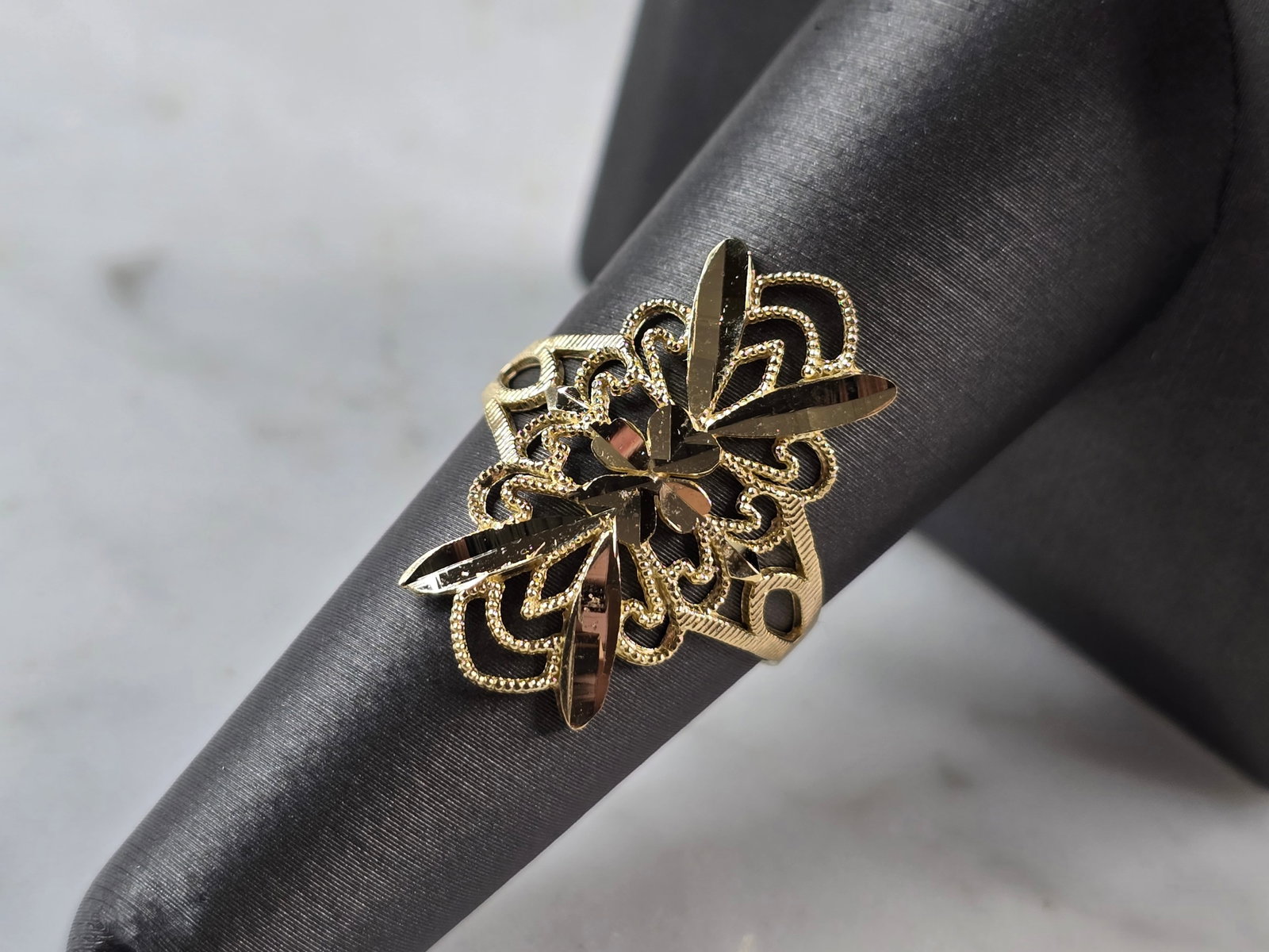 Womens 10K Yellow Gold Modernist Filigree Ring: A WOMENS 10K YELLOW GOLD MODERNIST FILIGREE RING. THE RING IS A SIZE 7.5 AND WEIGHS 1.6g. THE WIDTH OF THE RING IS 1". THE RING MAKES A LOVELY GIFT FOR THAT SOMEONE SPECIAL. ANY QUESTIONS, PLEASE ASK.