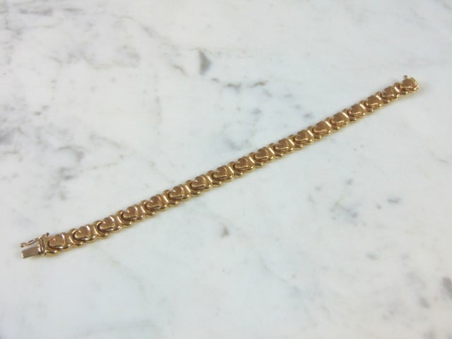 Womens Vintage Estate 10K Yellow Gold Heart Bracelet: A WOMENS VINTAGE ESTATE 10K YELLOW GOLD HEART BRACELET. THE BRACELET MEASURES 7 1/4" LONG FROM THE CLASP BY 1/4" WIDE, AND WEIGHS 12.6g. CONDITION IS VERY GOOD. THIS WOULD MAKE A LOVELY GIFT AND IS A 