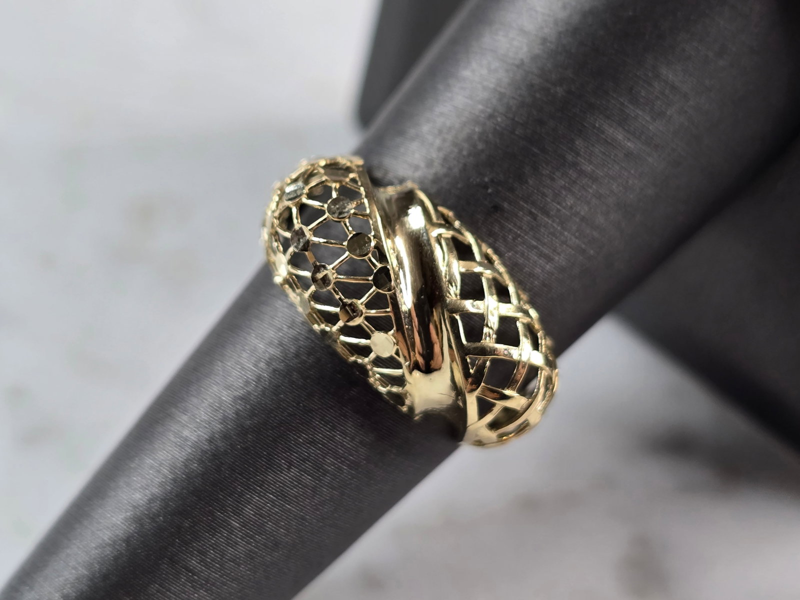 Womens 10K Yellow Gold Modernist Filigree Ring: A WOMENS 10K YELLOW GOLD MODERNIST FILIGREE RING. THE RING IS A SIZE 7.25 AND WEIGHS 1.5g. THE WIDTH OF THE RING IS 3/8". THE RING MAKES A LOVELY GIFT FOR THAT SOMEONE SPECIAL. ANY QUESTIONS, PLEASE A