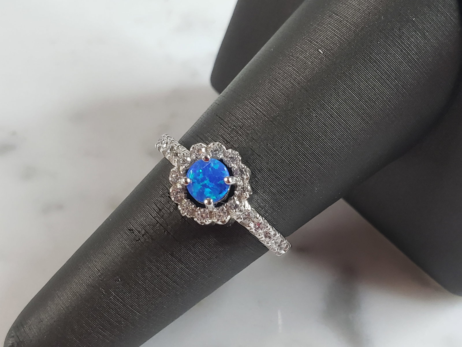 Womens Estate Sterling Silver Modernist Blue Opal Ring: A WOMENS ESTATE STERLING SILVER MODERNIST OPAL COLORED RING. THE RING IS A SIZE 7.25 AND WEIGHS 2.9g. NOT SURE IF STONE IS NATURAL OR MAN MADE. THE RING MAKES A BEAUTIFUL GIFT FOR THAT SOMEONE SPECIAL
