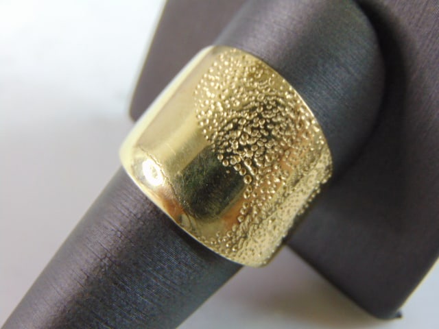 Womens 14K Yellow Gold Modernist Cigar Band Ring: A WOMENS VINTAGE ESTATE 14K YELLOW GOLD MODERNIST CIGAR BAND RING. THE RING WEIGHS 8.6g AND IS A SIZE 11.0. THE FACE OF THE RING MEASURES 3/4" WIDE. RING IS STAMPED "14K" ON THE INSIDE. THIS WOULD MAK