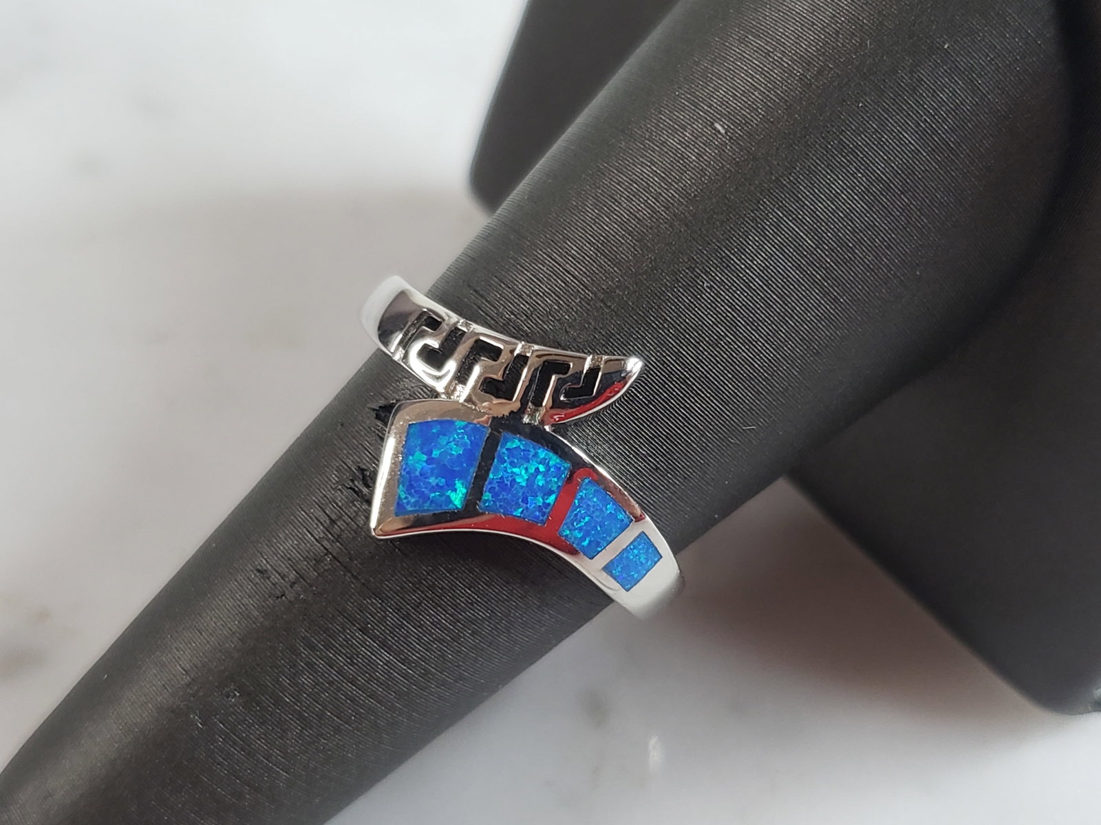 Womens Estate Sterling Silver Modernist Blue Opal Ring: A WOMENS ESTATE STERLING SILVER MODERNIST OPAL COLORED RING. THE RING IS A SIZE 8.0 AND WEIGHS 3.5g. NOT SURE IF STONE IS NATURAL OR MAN MADE. THE RING MAKES A BEAUTIFUL GIFT FOR THAT SOMEONE SPECIAL.