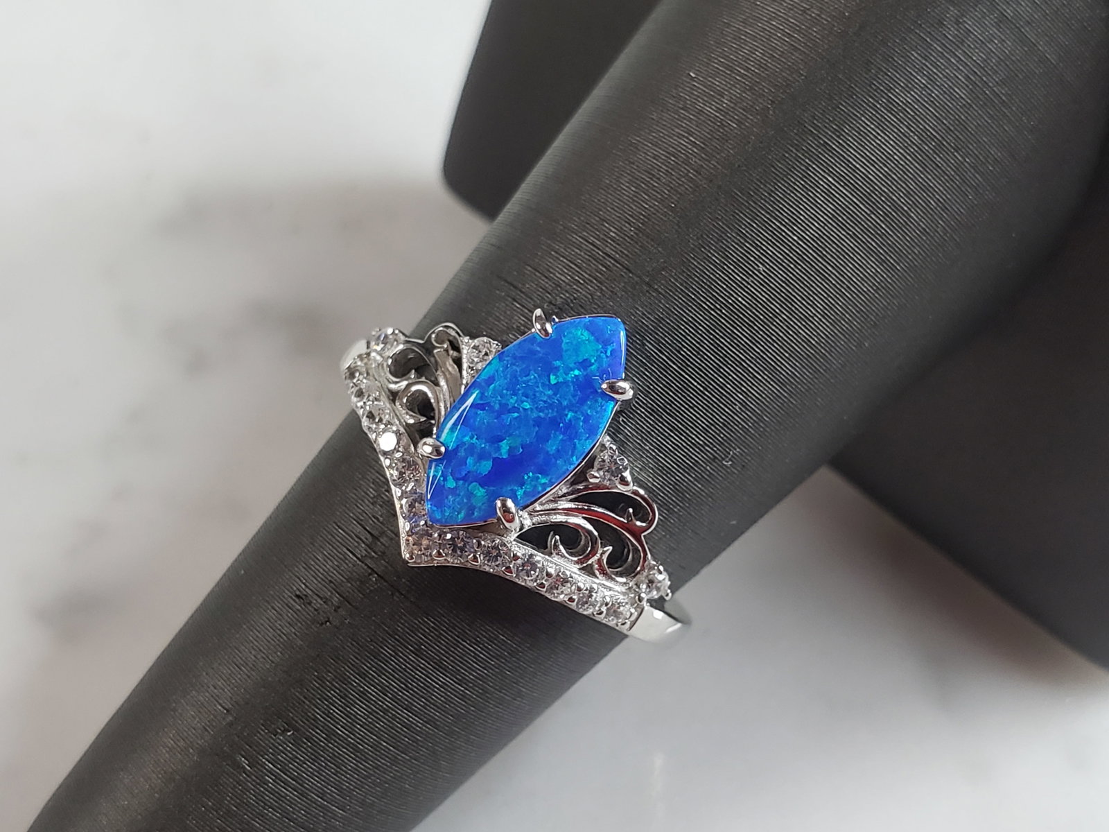 Womens Estate Sterling Silver Modernist Blue Opal Ring: A WOMENS ESTATE STERLING SILVER MODERNIST OPAL COLORED RING. THE RING IS A SIZE 8.25 AND WEIGHS 3.4g. NOT SURE IF STONE IS NATURAL OR MAN MADE. THE RING MAKES A BEAUTIFUL GIFT FOR THAT SOMEONE SPECIAL