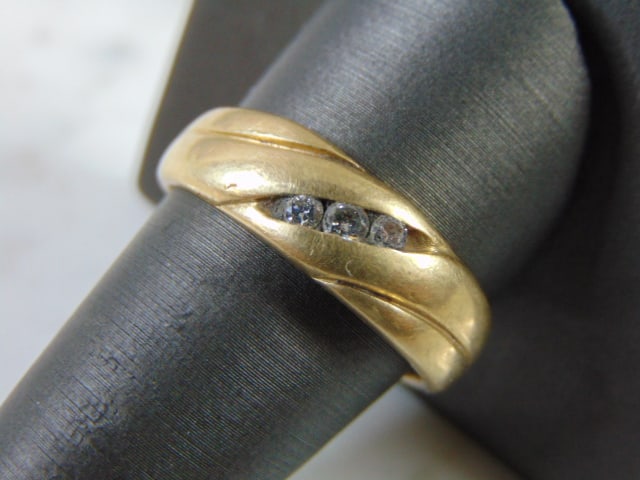 Men's Vintage Estate 14K Yellow Gold Diamond Ring: FOR SALE IS THIS 14K YELLOW GOLD BAND RING WITH 3 SMALL CLEAR ROUND DIAMONDS (TOTAL OF .3 ct.). THE RING WEIGHS 7.7g. THE SIZE OF THE RING IS A 10.5. THIS MAKES A LOVELY GIFT FOR THAT SOMEONE SPECIAL.