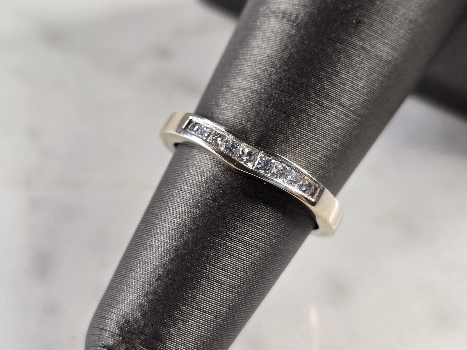 Womens Vintage Estate 10K White Gold Diamond Ring: A WOMENS VINTAGE ESTATE 10K WHITE GOLD DIAMOND CHANNEL LOCK RING. THE TOTAL WEIGHT IS 2.0g, AND IS A SIZE 5.0. THERE ARE ABOUT 0.09cts OF DIAMONDS IN THE RING. THE WIDTH OF THE RING IS 1/8". MAKES A G