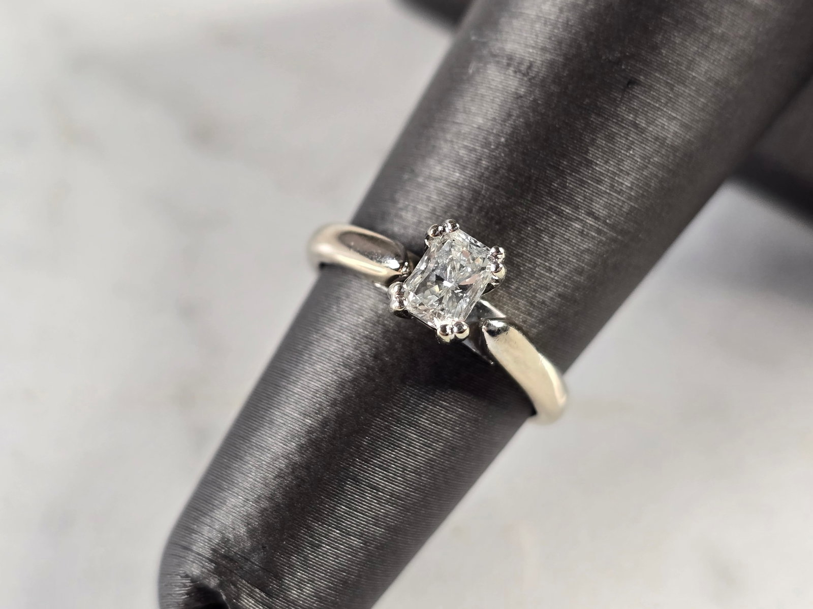 Womens Vintage Estate 14k White Gold Diamond Magic Glo Ring: A WOMENS VINTAGE ESTATE 14K WHITE GOLD DIAMOND RING, MADE BY MAGIC GLO. THE RING WEIGHS 2.7g AND IS A SIZE 4.5. THE CARAT WEIGHT OF THE DIAMOND IS ABOUT 0.47cts. THE WIDTH OF THE RING IS 1/4". ANY QUE