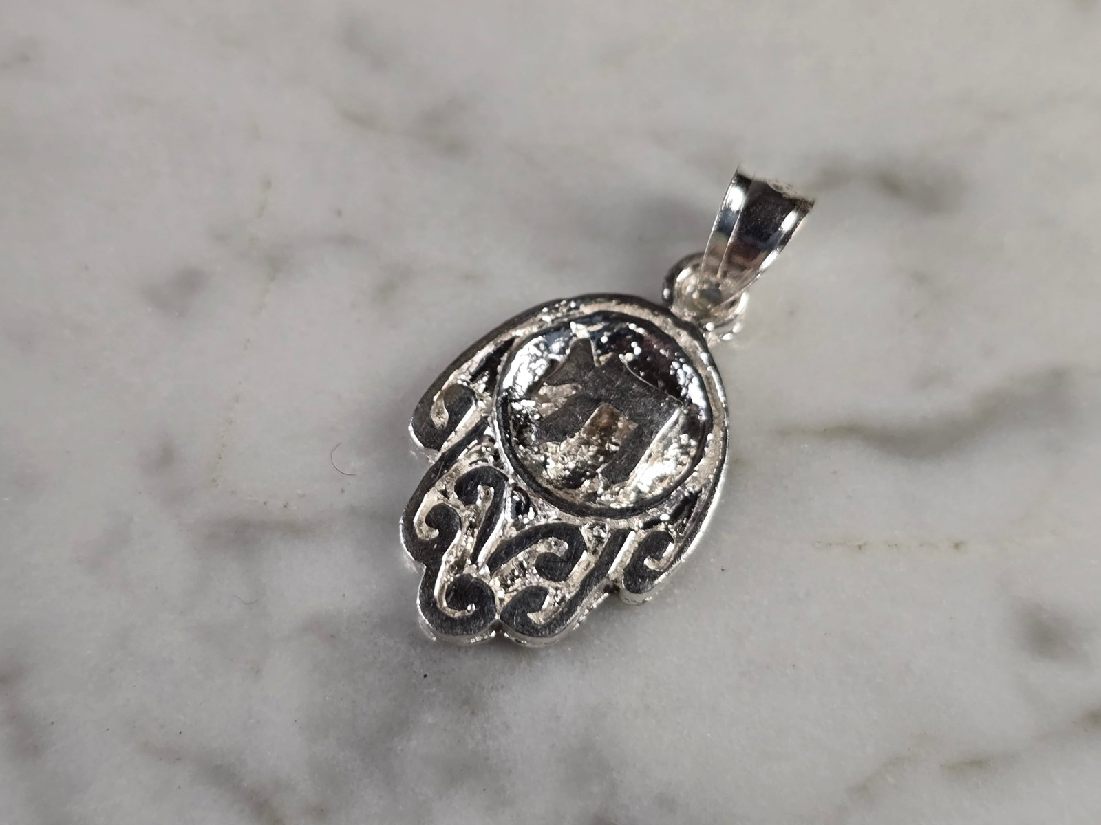 Womens Estate Sterling Silver Fatima Hamsa Chai Hand Pendant USA: A WOMENS STERLING SILVER FATIMA HAMSA HAND CHAI PENDANT. THE PENDANT WEIGHS 2.6g, AND MEASURES 1" BY 1/2". MAKES A GREAT GIFT FOR THAT SPECIAL SOMEONE. ANY QUESTIONS, PLEASE DO NOT HESITATE TO ASK.