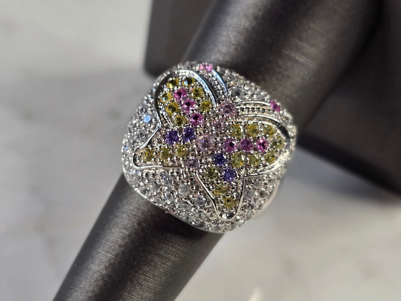 Womens Sterling Silver CZ Butterfly Ring: A WOMENS STERLING SILVER CZ BUTTERFLY RING. THE RING WEIGHS 10.6g AND IS A SIZE 7.0. THE LENGTH OF THE RING IS 3/4". ANY QUESTIONS PLEASE DO NOT HESITATE TO ASK. BE SURE TO CHECK OUT SOME OF OUR OTHER