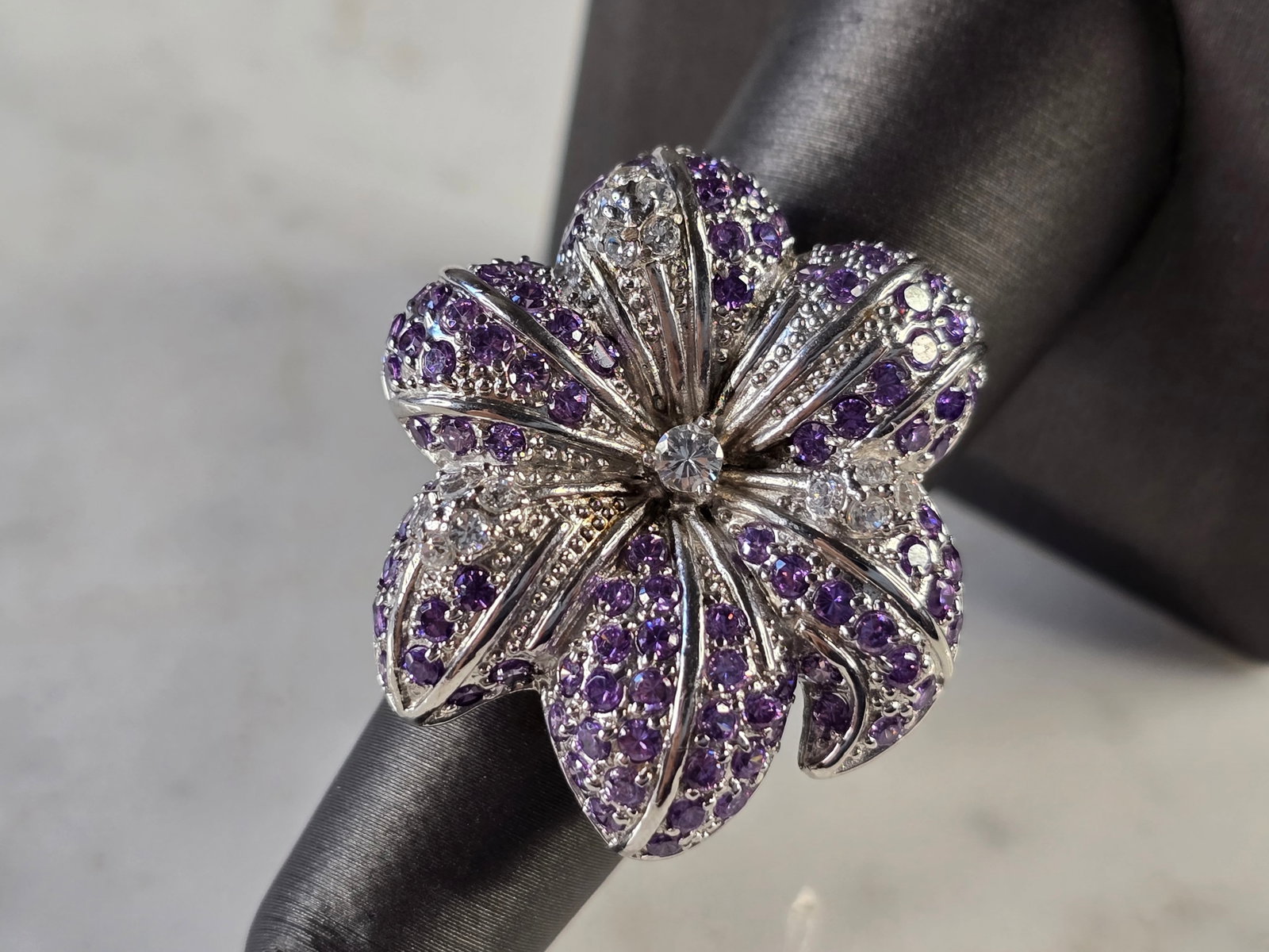 Womens Estate Sterling Silver Multi Stone Flower Ring: A WOMENS ESTATE STERLING SILVER FLOWER RING. THE RING WEIGHS 15.8g, AND IS A SIZE 7.0. THE WIDTH OF THE RING IS 1 1/4". RING IS MISSING ONE TINY STONE, AS SHOWN IN THE ONE PIC. NOT SURE IF STONES ARE 