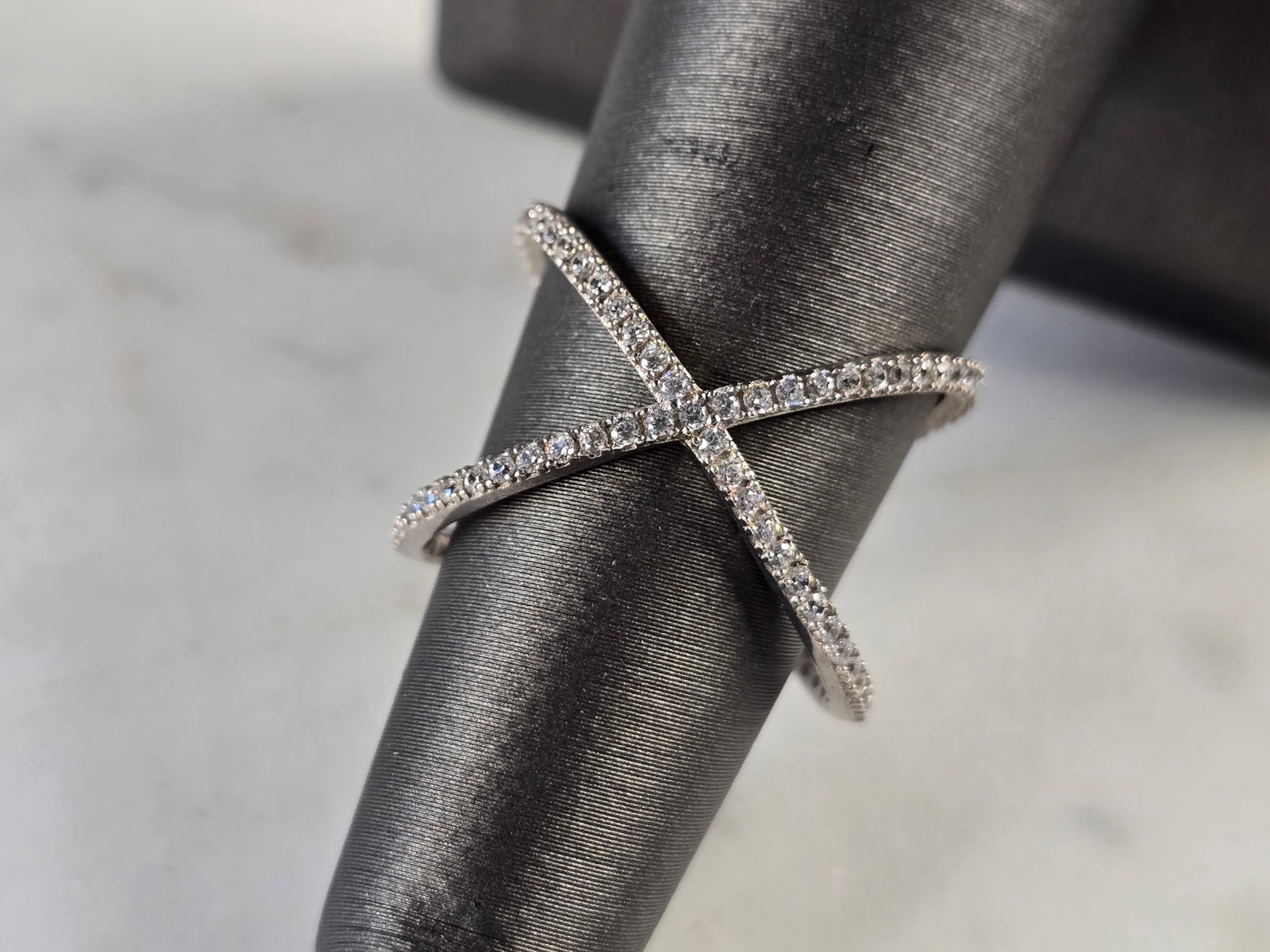 Womens Vintage Estate Sterling Silver Modernist Ring: A WOMENS VINTAGE ESTATE STERLING SILVER MODERNIST RING. RING WEIGHS 2.1g AND IS A SIZE 6.5. THE WIDTH OF THE RING IS 5/8". THIS WOULD MAKE A NICE GIFT FOR THAT SOMEONE SPECIAL. ANY QUESTIONS PLEASE DO