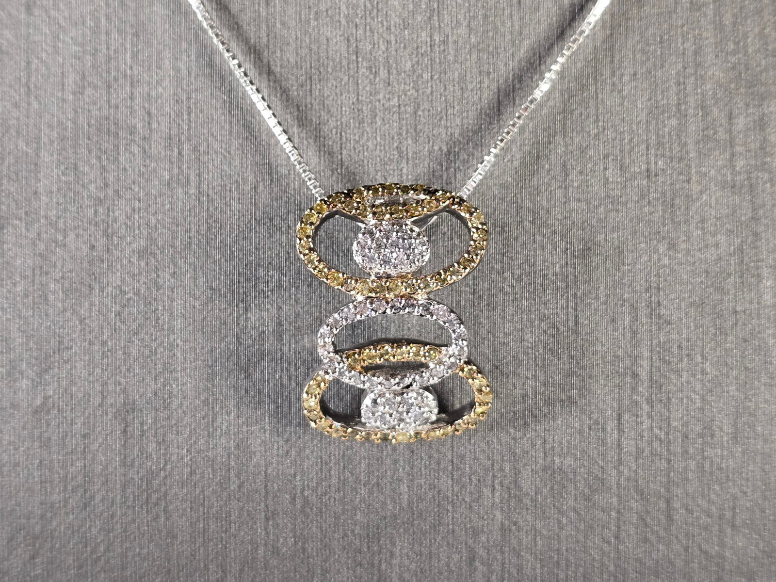 Womens Vintage Estate Sterling Silver Modernist Necklace: A VERY NICE STERLING SILVER MODERNIST NECKLACE THAT WEIGHS 6.5g. THE NECKLACE MEASURES 18" LONG, AND THE PENDANT MEASURES 1" LONG BY 3/4" WIDE. ANY QUESTIONS PLEASE DONT HESITATE TO ASK. BE SURE TO CH