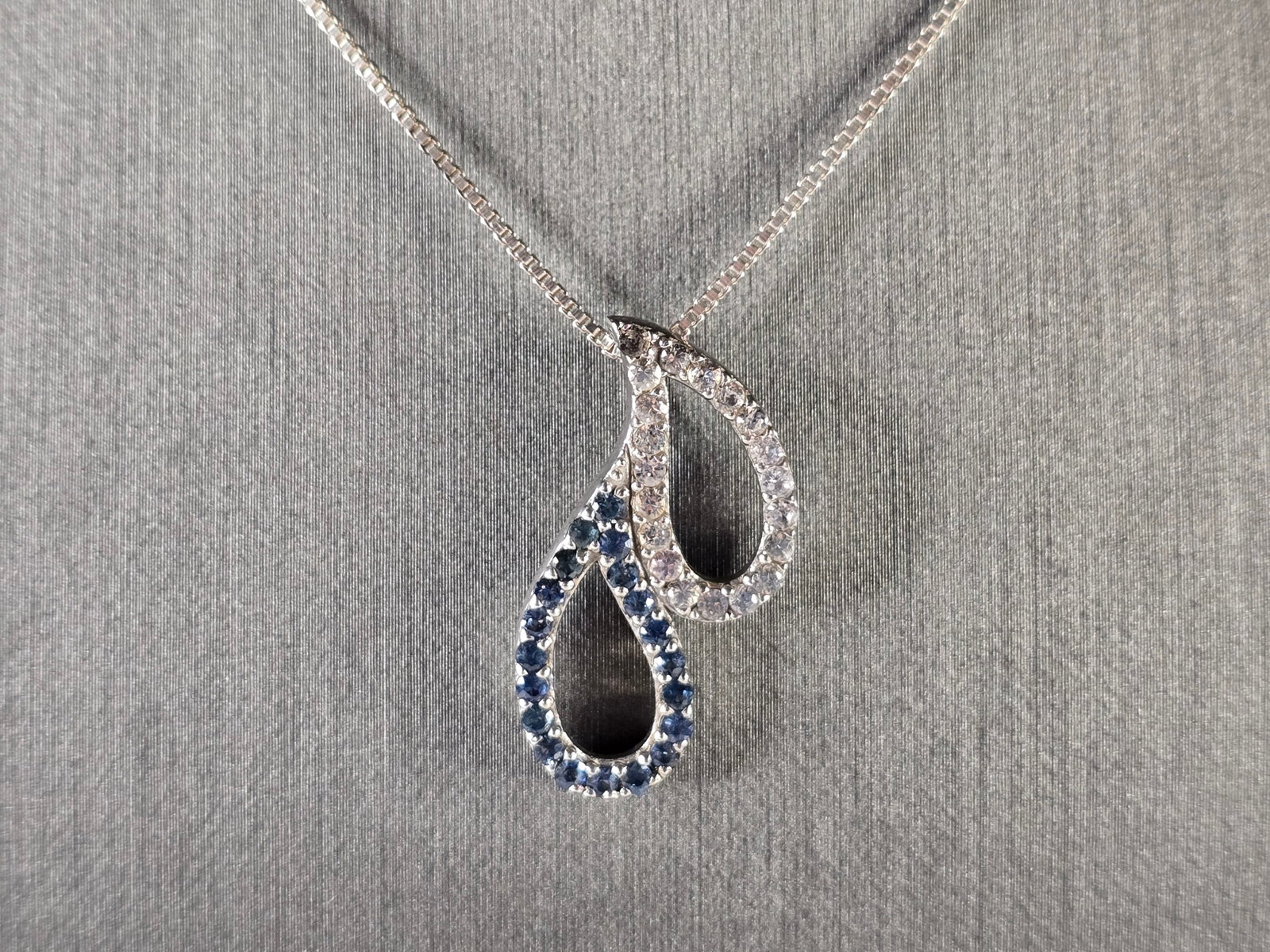 Womens Estate Sterling Silver Modernist Pendant & Necklace: A BEAUTIFUL WOMEN'S ESTATE STERLING SILVER MODERNIST PENDANT AND NECKLACE. THE PENDANT MEASURES 1 1/8" BY 5/8" WIDE, AND THE NECKLACE MEASURES 18". TOTAL WEIGHT IS 5.9g. WOULD MAKE A GREAT GIFT FOR TH